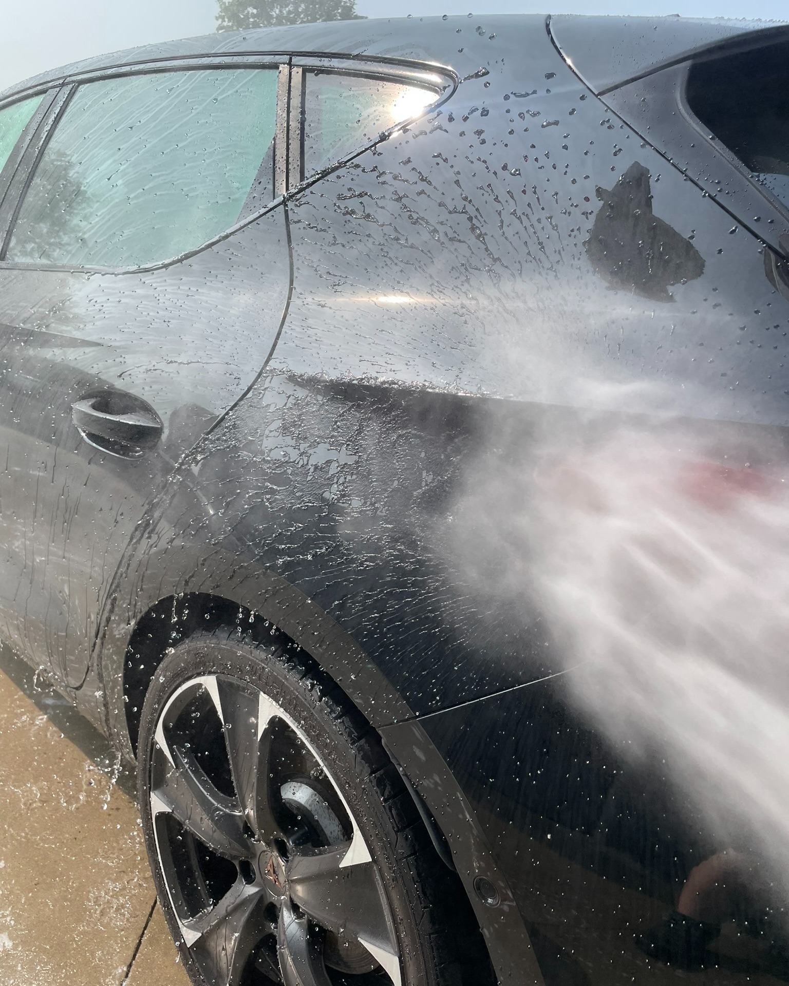 Ervaar de kracht van een keramische coating 😎
Wil jij ook dat je auto er als nieuw blijft uitzien, zonder dat je frequent meerdere uren moet staan poetsen? Kies dan voor een duurzame bescherming.
Voordelen van keramische coating:
✅ Blijvende diepe glans – Beschermd de lak tegen vervaging.
✅ Waterafstotend – Water en vuil glijden zo van je auto af.
✅ Duurzaam – Bescherming die jaren meegaat.
✅ Makkelijk Onderhoud – Minder tijd en producten nodig om je auto schoon te houden.
Zeg vaarwel tegen frequente waxbeurten en geniet van een schitterende auto met weinig onderhoud! 🚙💨 Wil je meer weten over de mogelijkheden? Stuur ons een berichtje!