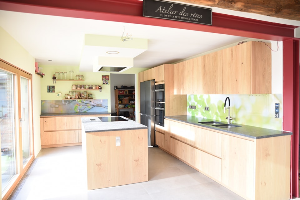 J'adore quand mes clients m'envoient des photos de leur intérieur repeint, changé,... suite à nos échanges durant un RDV Conseils. 🤗🤩
Ici, mes clients faisaient des travaux dans leur maison et avaient besoin d'aide pour les couleurs de leurs murs. Nous avons réfléchi ensemble sur les couleurs qui leurs plaisent et le sentiment qu'ils souhaitent avoir. Nous nous sommes dirigé vers des couleurs douces, lumineuses et qui rappelle la nature pour leur nouvelle cuisine en bois. 🤩🤗
Mes clients sont très contents du résultat et moi je suis très contente pour mes clients. 🥰
Happy clients = Happy me 🤗
‐--------
#maisons #créatricedinterieur #creatricedinterieur #décoratricedinterieur #architecteinterieur #cuisine #amenagementinterieur #conseildeco #bienetre #couleurs #cocooning