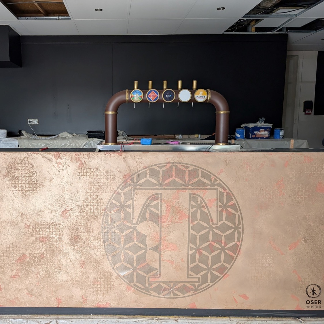 Les travaux de transformation du restaurant sont officiellement lancés ! 🔨
Un nouvel espace, une nouvelle ambiance… Nous sommes ravis de vous faire découvrir ce projet qui donnera une toute nouvelle identité au lieu.
Vous pouvez enfin découvrir le bar ainsi que la nouvelle peinture, qui nous plongent déjà dans l’atmosphère du restaurant !
____________________________________________
#resturant #terracotta #moderne #agence #agencementinterieur #agencement #inspiration #conseildéco #travauxderenovation #travauxencours #architecteinterieur #architecture #architecterennes #createurinterieur #travaux #rennes