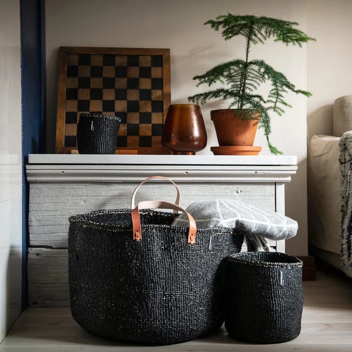 ✨ Organisez avec style ! ✨
Découvrez ces paniers XXL en sisal noir 🖤, parfaits pour allier élégance et praticité. Idéaux pour ranger vos plaids, jouets, linge ou même comme pièce déco unique dans votre intérieur. 🌿
✔️ Fait main avec amour
✔️ Durable et tendance
✔️ Polyvalent pour toutes vos envies
Faciles à déplacer grâce aux anses en cuir, vous pouvez aussi les utiliser pour partir en pique nique ou en week-end.
Les paniers Mifuko sont réalisés en collaboration avec des groupes locaux d'entraide de femmes, votre achat aide à les autonomiser ce qui améliore le niveau de vie de l'ensemble de la communauté. 🤩
#sustainable #fairtradefashion #handcrafted #panier #mifuko_official #wfto #shopping #accessoiresdemode #homedecor #faitmain #ecofriendly #artisanat #paniers #cabas #takeabreak #ethicalfashion #ethicalbrand #IdéeCadeau #conceptstore