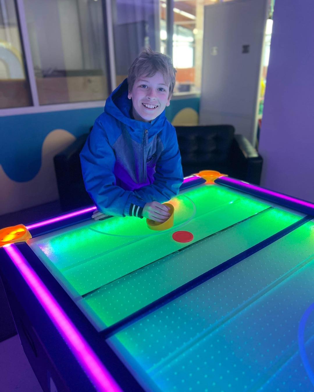 Windy days don’t have to mean no fun!
A game of Air Hockey anyone?
Head to Frankie (upstairs at The Big D) and enjoy our arcade games room, plenty of snacks & hot drinks … we are fully licensed, even the big kids will love it!
Ask our staff how to get
FREE TICKETS to tonight’s family disco too!
Let’s get our snow dances on ❄️