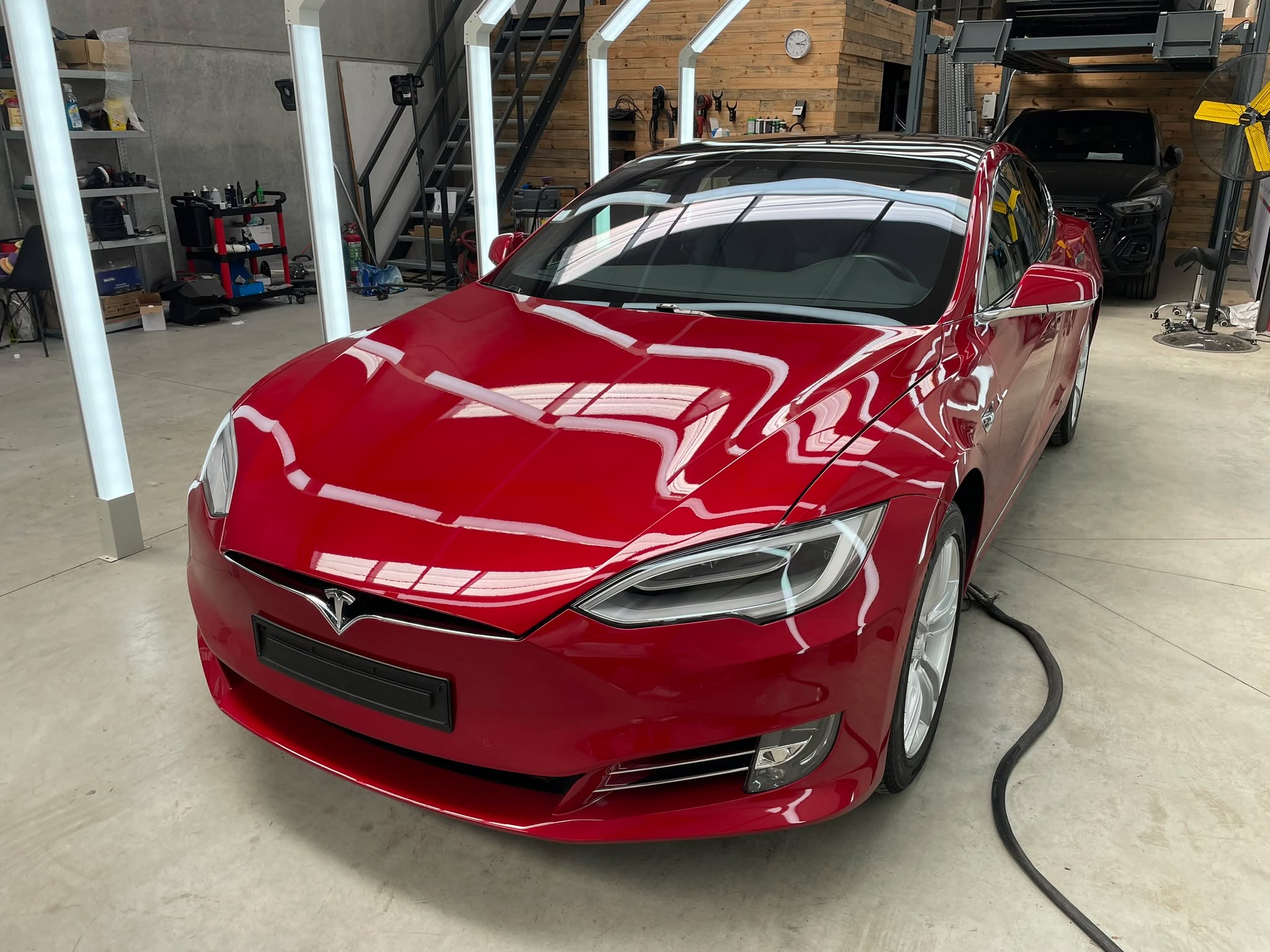 Onlangs hebben we deze Tesla Model S klaargemaakt voor verkoop. Met een volledige behandeling, zowel van de buiten- als binnenkant, is deze Tesla klaar om zijn toekomstige eigenaar te verwelkomen.
We begonnen met een uitgebreide wasbeurt om vuil, stof en andere verontreinigingen te verwijderen. Een schone basis zorgt namelijk voor het beste polijstresultaat. Om de lak zijn originele glans terug te geven, hebben we een enkelstaps polijstbehandeling uitgevoerd. Dit zorgt ervoor dat kleine krassen en oneffenheden worden verwijderd en deze Tesla er weer fris en glanzend uitziet.
Ook het interieur werd onder handen genomen, alle oppervlakken werden gereinigd en verzorgd. Dit geeft de wagen niet alleen een frisse uitstraling, maar voor de nieuwe eigenaars ook een echt nieuwe-auto-gevoel. 😎
Ben jij ook van plan je auto te verkopen? Of heb je net een nieuwe tweedehands gekocht waar niet is naar omgekeken?
Neem gerusts contact op voor een behandeling op maat van jouw wagen.