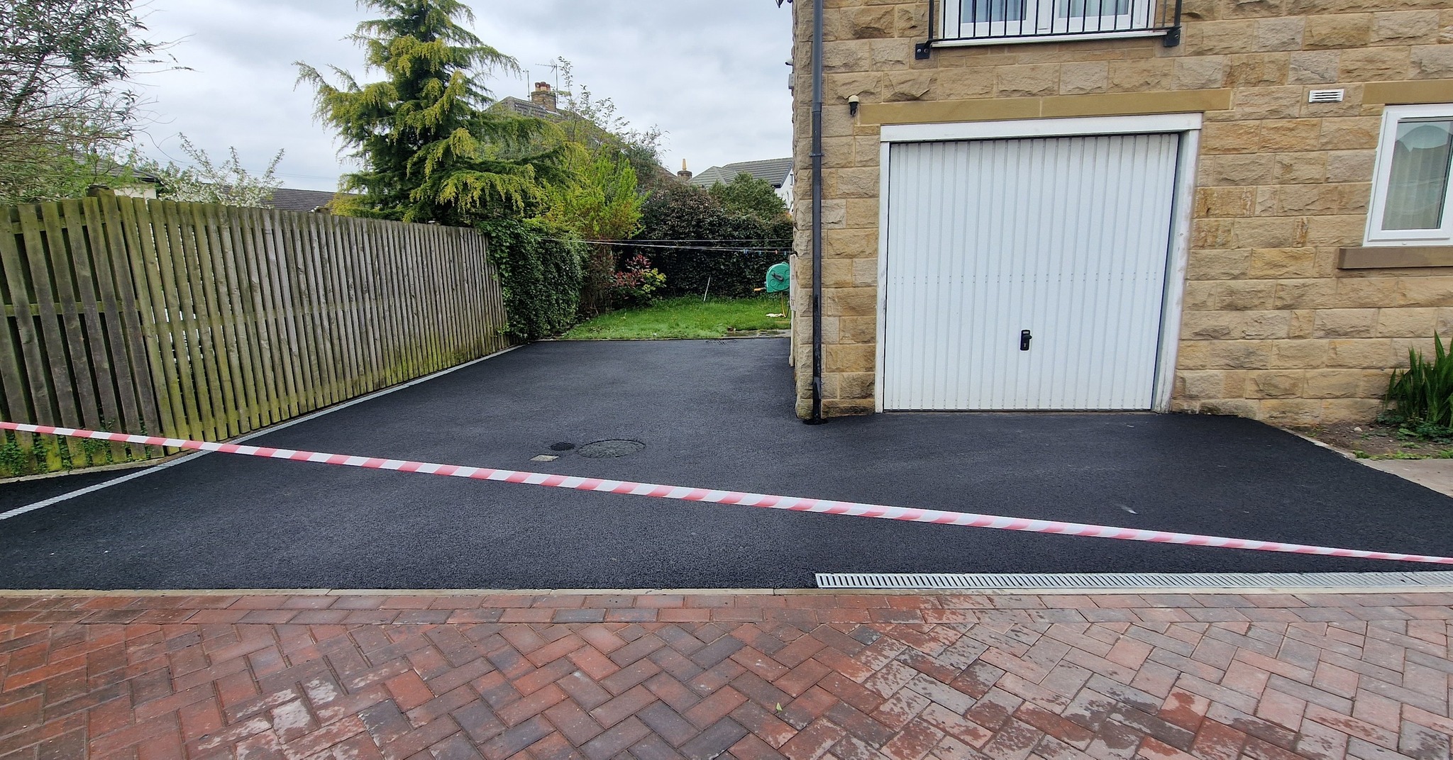 🚗 Fresh New Look for This Driveway in Bradford! 🚗
We’ve just completed a sleek and durable driveway resurfacing using 6mm SMA (Stone Mastic Asphalt). The result? A smooth, professional finish that enhances both appearance and practicality. 🌟
This surface offers excellent durability and skid resistance, perfect for withstanding the elements and heavy use. Whether you’re looking for a refresh or a completely new installation, we’ve got you covered.
📍 Location: Bradford
Thinking of upgrading your driveway? Contact us today for a free quote!
📞 Call us at 0113 2601658
📧 Email: info@atkinsonsurfacing.co.uk
🌐 Visit: www.AtkinsonSurfacing.co.uk
#driveways #homestyling #homesweethome #drivewaydesign #kerbappeal