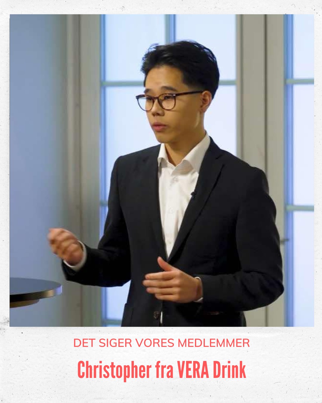 Christopher fra @veradrink.dk er et af vores nyere medlemmer. Her fortæller han om sine tanker om Work2gether.
Christopher Nguyen - Vera Drink
Selvstændig siden januar 2025
▪️Hvorfor har du valgt at være en del af Work2gether?
For mig var det vigtigste at være omgivet af gode mennesker i et stærkt og modent fællesskab – og det må man sige, at Work2Gether virkelig leverer. Udover den fantastiske atmosfære og det tætte sammenhold har de moderne faciliteter også været en stor fordel. Et virkelig fedt kontorfællesskab med alt, hvad man har brug for.
▪️Hvordan vil du beskrive atmosfæren i Work2gether?
Atmosfæren er meget god. Der er altid god stemning og man passer kontoret, som det var sit barn.
▪️Hvad er det bedste ved at være en del af Work2gether?
Det bedste er helt klart fælleskabet, netværk og faciliteterne. Du møder ALTID menneskerne med et smil.
▪️Hvad er det vigtigste for dig i din hverdag som selvstændig?
Det vigtigste er helt klart, at jeg vågner op og er klar til at give den max gas og lærer 1% mere, end hvad jeg gjorde dagen før.
▪️Hvad er dit bedste råd til andre selvstændige?
Mit bedste råd er helt klart ikke at tage et nej for personligt og arbejde hårdere end de andre.