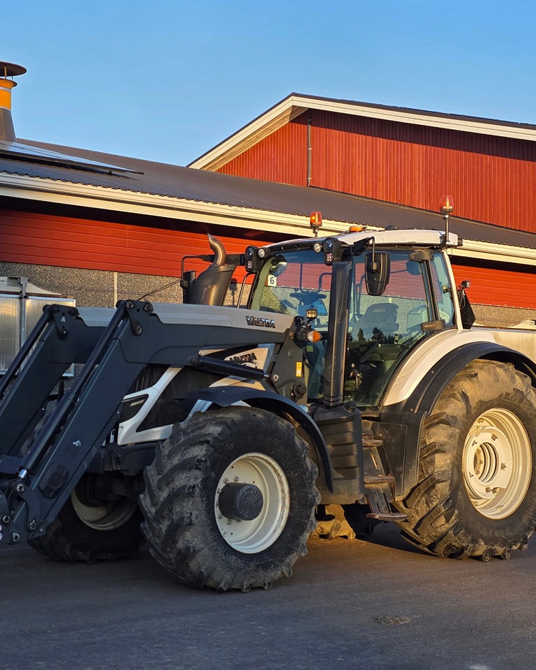 Kalajoella asennettiin Valtraan EFIX eSteer 10 Steer Ready ohjaus. Steer Ready ohjauksessa ohjausmoottori korvataan ohjainlaitteella joka asennetaan näkymättömiin ohjaamon muovien alle. Ohjainlaitteen avulla automaattiohjaus hoituu suoraan CAN-väylästä traktorin omaa ohjausventtiiliä käyttäen!
EFIX on ensimmäinen automaattiohjaus, joka voidaan asentaa suoraan myös pelkästään pikaohjattuun koneeseen, kymmenien koneiden kokemuksella. Steer Ready automaattiohjaus on saatavana myös eSteer 20 MAX pohjaisena. 💪
#efixag #agronav #valtra #steerready #
