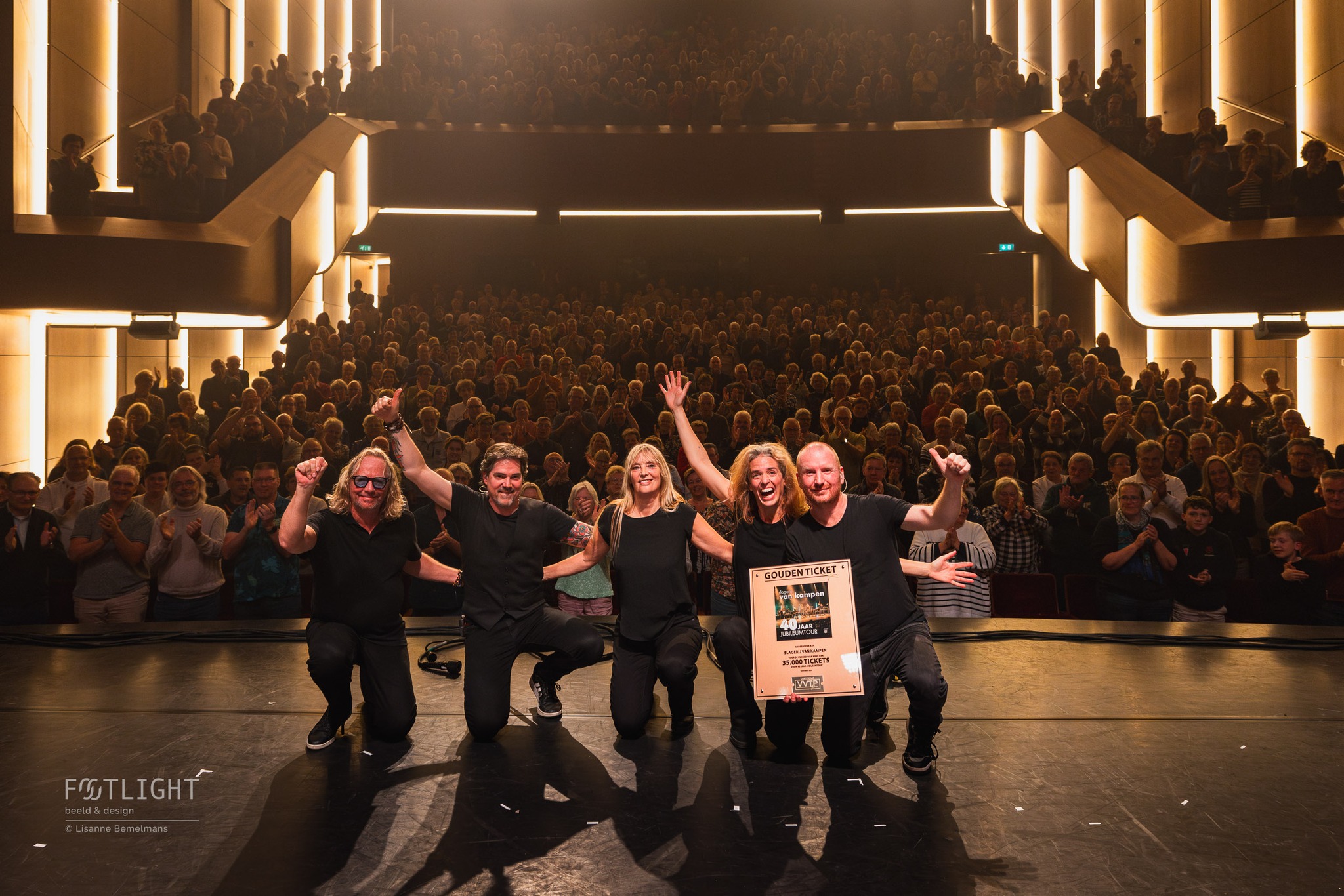 GOUDEN TICKET AWARD voor Slagerij van Kampen!
Na een waanzinnige show tijdens de 40 jaar jubileumtour van Slagerij van Kampen werd in theater De KOM deze award uitgereikt door Edwin Wieringa van Theaterbureau De Mannen.
Dit speciale moment mocht ik vastleggen in opdracht van ICON Entertainment. Bedankt voor deze mooie klus!
#awardwinning #specialmoments #celebration
