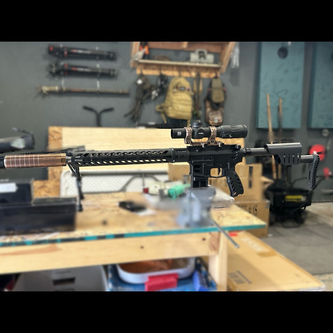 When every ounce matters, go carbon fiber.🔥 Huge thanks to K.T. for sharing his sleek build featuring our carbon fiber AR15 handguard, carbon fiber ultralight pistol grip, and carbon fiber adjustable stock! 🙌
#lightweight #carbonfiber #carbonfibergunparts #AR15 #suppressor #stock #AR15build #Handguard #gunsofinstagram #MadeinUSA #smokecomposites