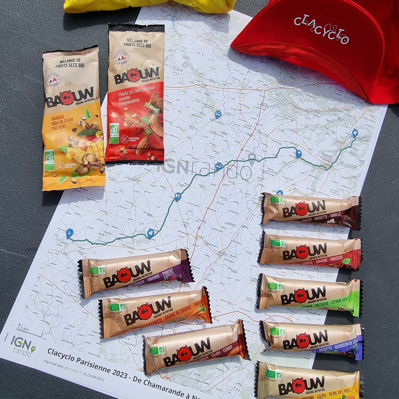 Leur slogan “Va jouer dehors” aurait pu être celui de la Clacyclo. À l'origine de Baouw il y a une rencontre. Celle de l’expert alimentaire Gilles Galoux (amateur de VTT), avec Yoann Conte (le chef deux étoiles Michelin de la Maison Bleue, à Annecy) et Benoît Nave (ancien sportif de haut niveau en cyclisme, spécialiste de la nutrition sportive et ostéopathe). Et puis il y a eu celle avec les Clacyclistes ! Merci @baouw.organic.nutrition de nous avoir permis de vous faire découvrir leurs barres énergétiques sucrées ET salées (effet Baouww garanti).
*
*
*
*
*
*
*
*
*
#NutritionSportive #MangerBio #CyclisteGourmand #clacyclo2023 #clacyclo #bikepacking #voyageavelo #cyclotourisme #biketrip #microaventure #microaventureavelo #lafranceavelo #randovelo #voyagerautrement #gravelbikepacking #naturelover #pasbesoindallerloin #velo #veloderoute #gravelbikes