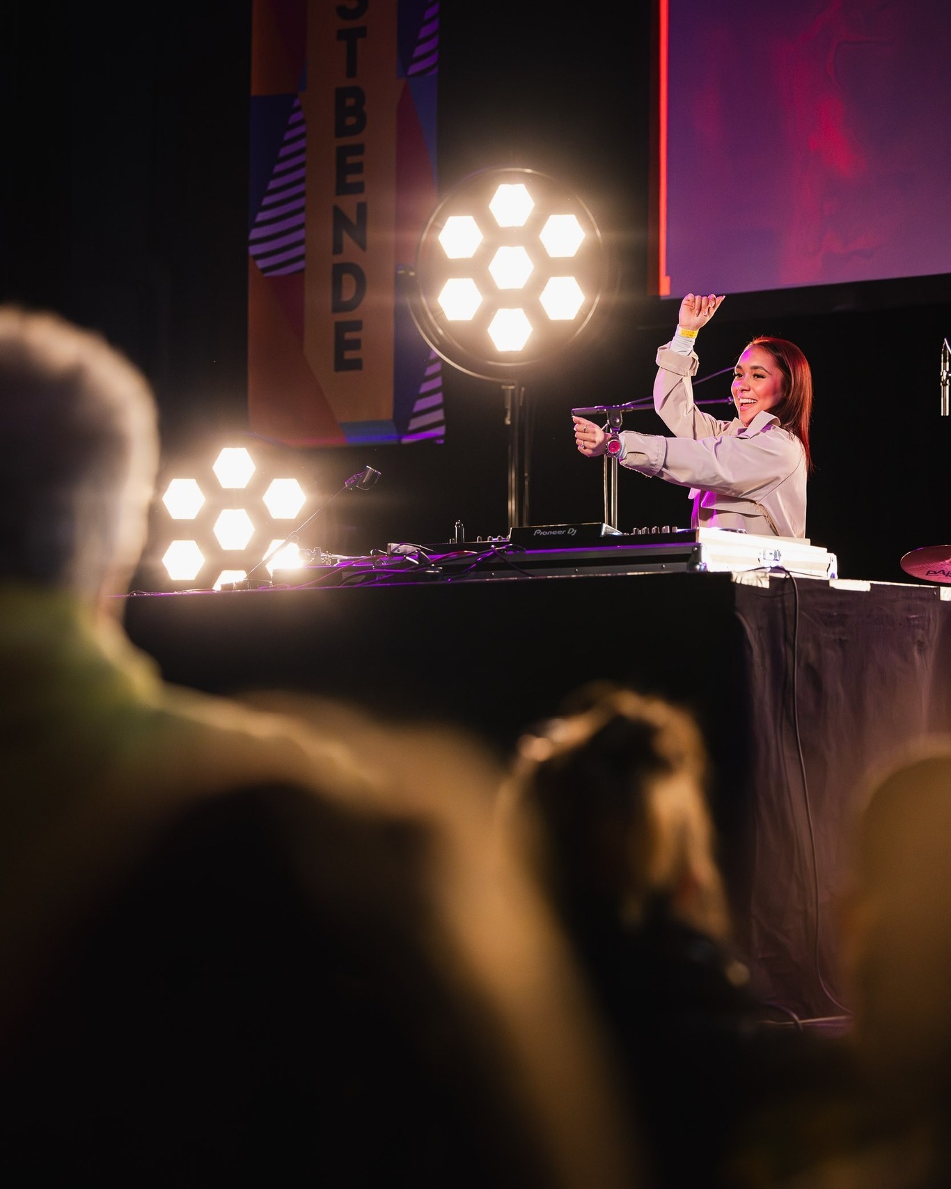 Wist je dat ik je stresslevel kan verminderen? Door het herbeleven van positieve herinneringen via foto's kun je stress verminderen.
Het bekijken van concertfoto's kan een vorm van ontspanning zijn en kan je publiek helpen om even te ontsnappen aan de dagelijkse stressoren. Het biedt een kans voor mensen om zich te verdiepen in mooie herinneringen en positieve ervaringen, wat kan bijdragen aan het verminderen van stressniveaus en het bevorderen van een gevoel van welzijn.
Verminder stress met opvallende concertfoto's die een glimlach op het gezicht van je publiek toveren. Boek mij vandaag nog voor een stressvrij evenement! #StressRelief #BookYourPhotographer #concertphotographer
🎧🎚 @sayaofficial__