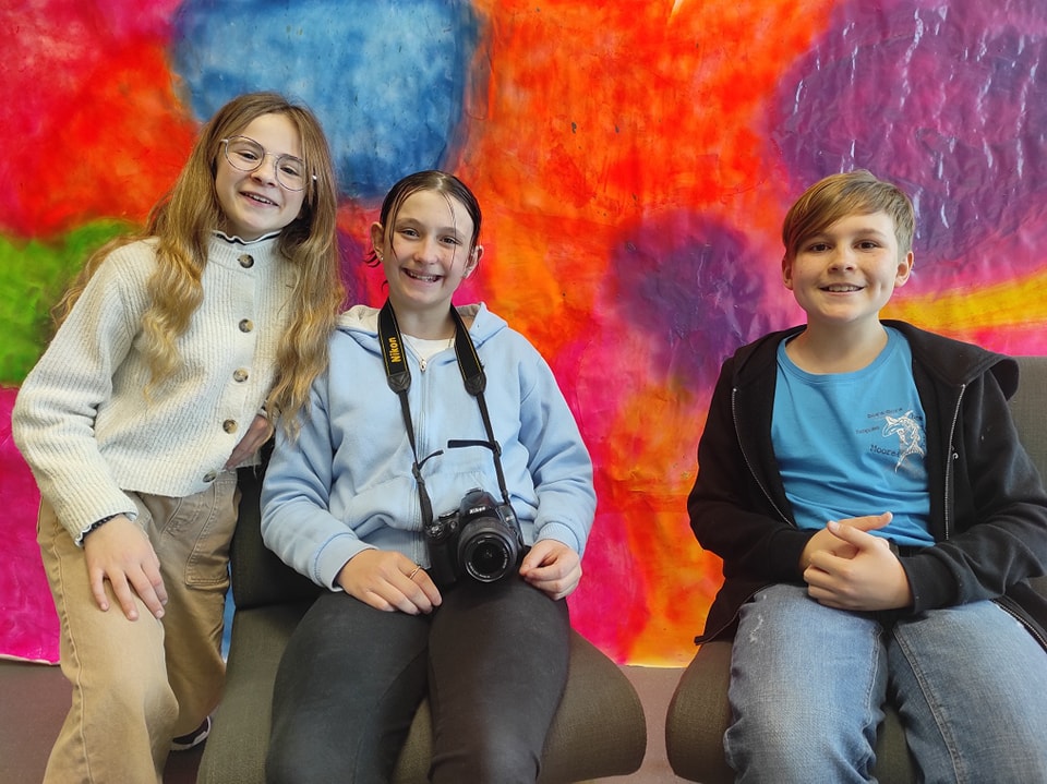 Les ados et #amandine touron Photographe vous attendent à partir de 16h30 pour faire la page de couverture des livres confectionnes cette semaine.
L' atelier photo sera suivi du vernissage et d' un petit cocktail fait par les enfants.