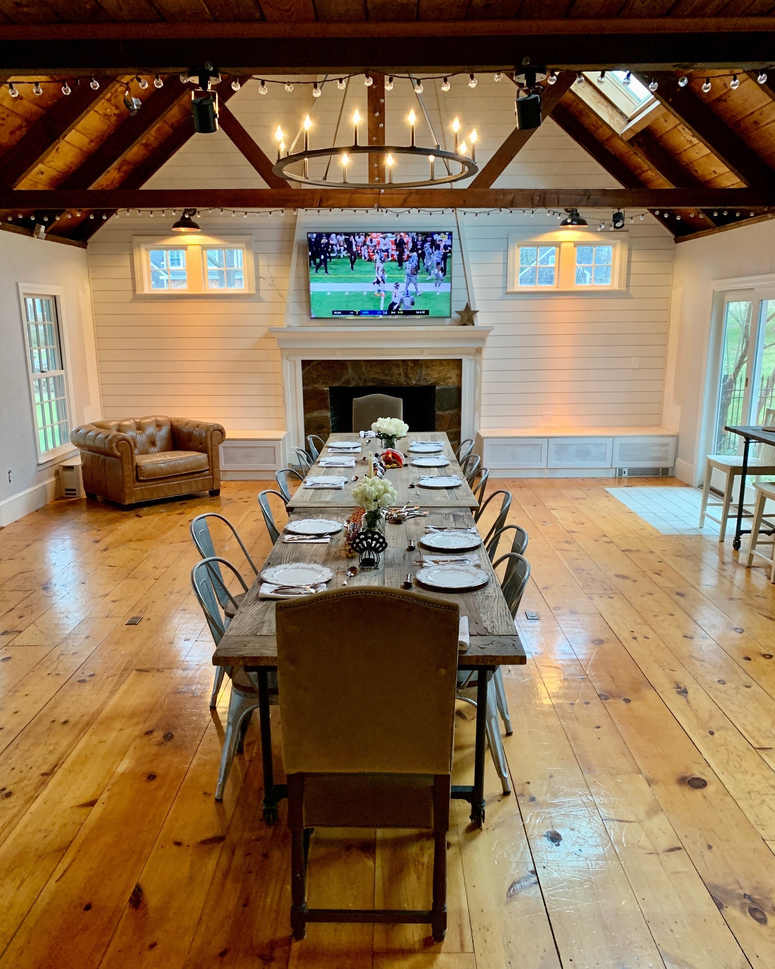 Bring a touch of elegance to your dining room with a beautiful chandelier- lighting makes all the difference! 💡✨ Call us today and let us light up your home in style!
#electrician #rocklandelectrician #bovillelectric #bostonelectrician #chandelier #sparkylife