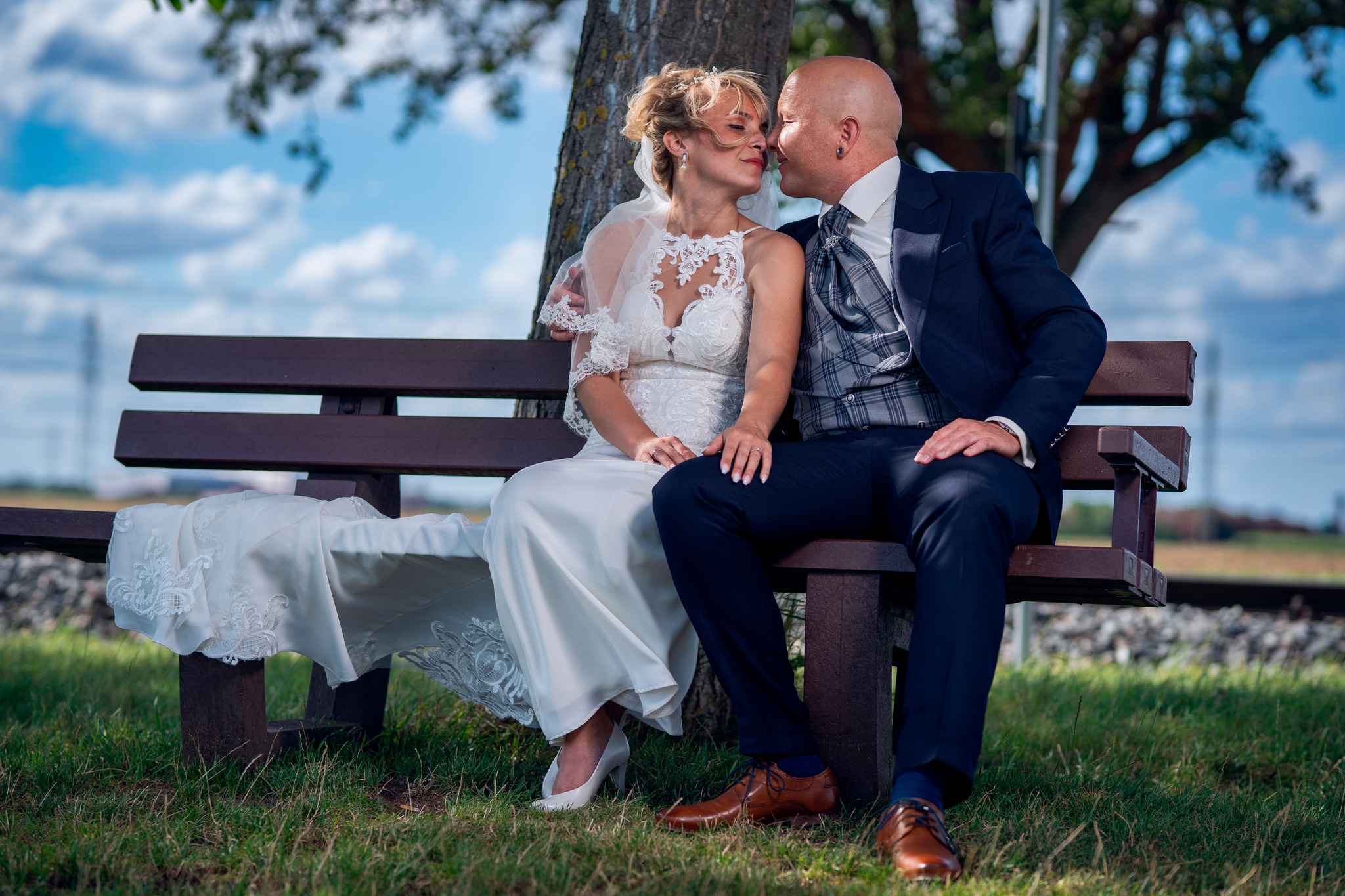 📸✨ "Liebe in jedem Detail." Es war eine wahre Freude, die einzigartigen und intimen Momente einzufangen. Ihre Liebe strahlte an ihrem Hochzeitstag in jedem Lächeln, jeder Umarmung und jedem Blick. 💖💑 #LiebesGeschichte #HochzeitsMagie #LiebeInBildern
Die zarten Berührungen, die tränenreichen Augenblicke und das strahlende Glück – all das spiegelt sich in diesem Bild wider. Es erinnert mich daran, warum ich Hochzeitsfotografie so sehr liebe: die Fähigkeit, die Essenz der Liebe festzuhalten. 🌟❤️ #EmotionaleFotografie #LiebesDetails #HochzeitsMomente
Wenn auch ihr eure Liebe festhalten möchtet, freue ich mich darauf, eure Geschichte zu erzählen. Lasst uns gemeinsam unvergessliche Erinnerungen schaffen. 💌📷 #Hochzeitsfotograf #LiebesgeschichtenErzähler #momentefesthalten
#Hochzeitsfotografie
#Liebesgeschichten
#EwigeLiebe
#Hochzeitsmomente
#Hochzeitszauber
#BrautundBräutigam
#Hochzeitsdetails
#Liebesblick
#MagischeHochzeit
#Hochzeitsfotojournalismus
#VerliebteBlicke
#Traumhochzeit
#Hochzeitsfotograf
#EmotionaleFotografie
#Hochzeitsfotoinspiration
#metzgerfoto