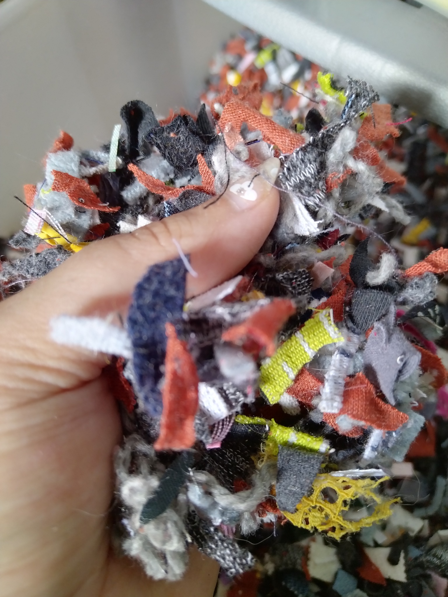 🌍 Des jouets éco-responsables, grâce à vous !
Chaque jouet de La Zouzoulerie est fait avec des matériaux récupérés localement ♻️. Grâce aux ressourceries et à vos dons de textiles, on donne une seconde vie aux matières, pour un impact positif sur l’environnement ET des jouets uniques pour vos Pot’à pattes ! 🐾
Merci