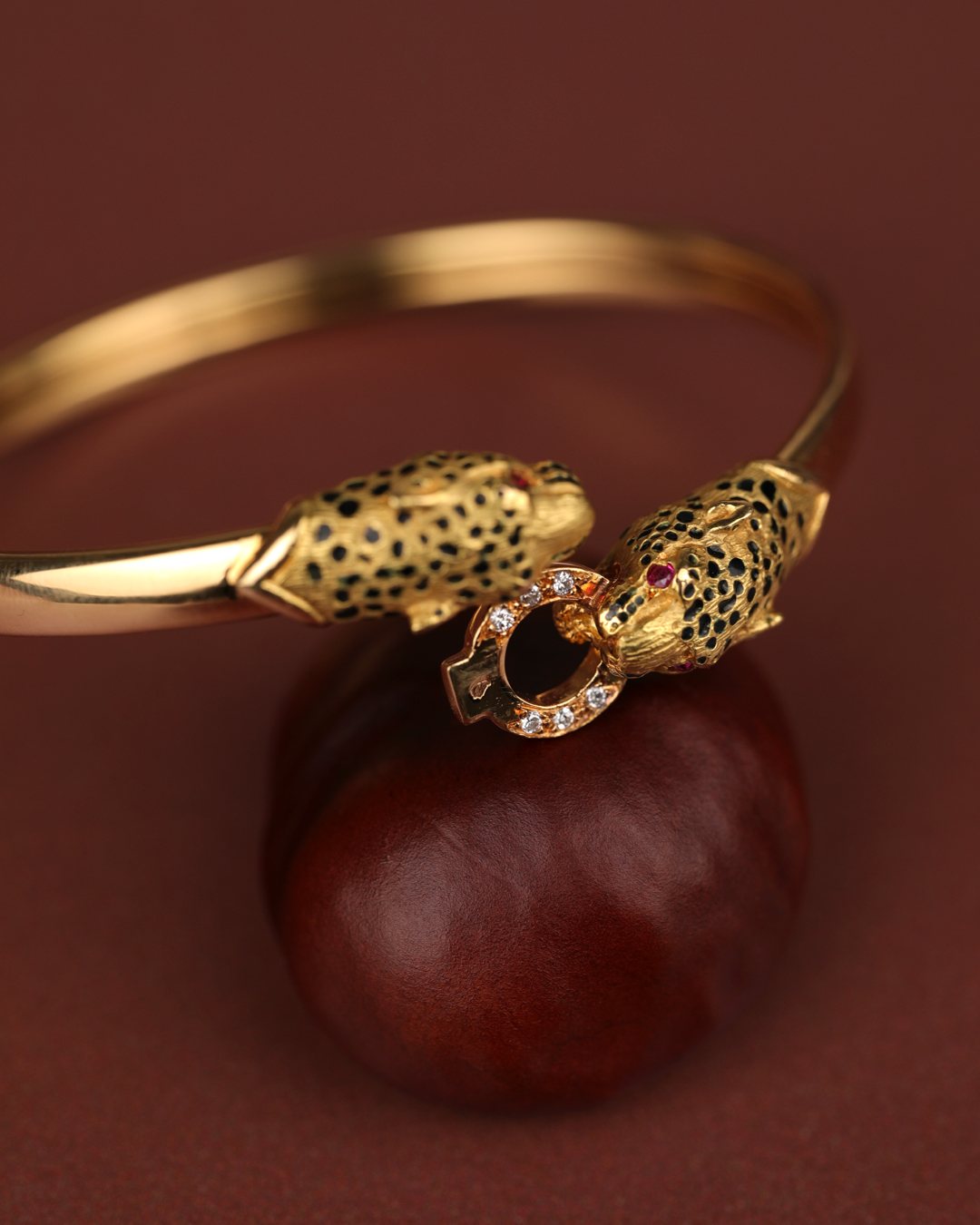 Laissez-vous séduire par ce superbe bracelet panthères 🐆
Élégance et mise en scène de deux majestueuses têtes de panthères aux yeux rubis, sublimées par un cercle de diamants en guise de fermoir.
✨ Disponible dans notre bijouterie à Annecy – 6 rue de l’Annexion
✨ À découvrir aussi sur notre site : or-deco.com
#bijouxanciens #bijouxvintage #bracelets #braceletsanciens #bijouterieannecy #Pantheres #or18k #annecy #OrDeco