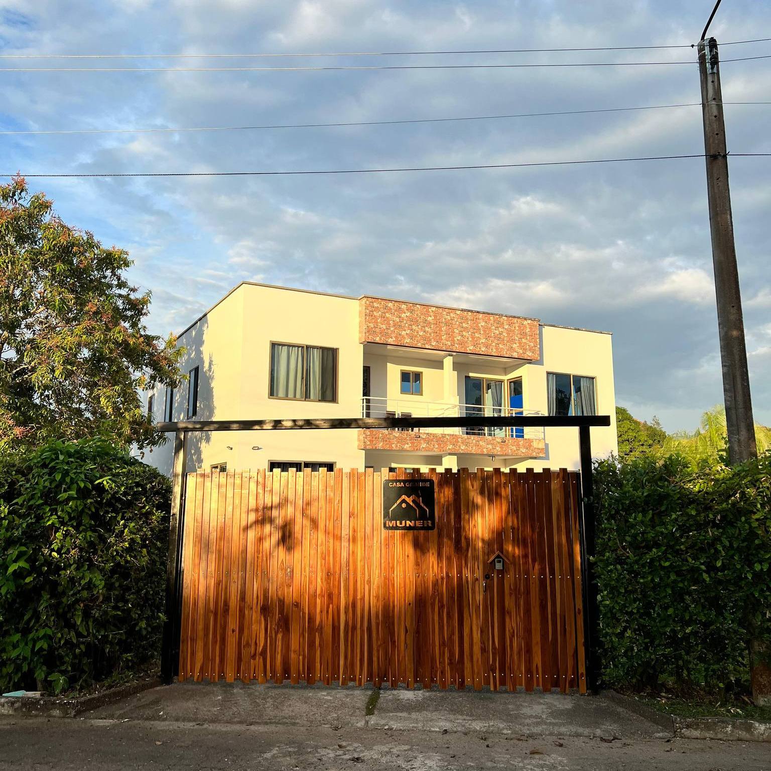 🥳 Total privacidad cuando estás en la casa.
👉 Una vez entras a la casa, nadie te va a incomodar, las zonas verdes, la piscina, el BBQ y lo que está dentro de la casa es solo para ti y tu familia.
😄 Vive la experiencia de rentar una casa quinta y olvídate de los hoteles llenos de personas y con nada de privacidad.
📲 Realiza la reserva por nuestro sitio web www.casa.muner.com.co
❌ No realices pagos por otros medios a los que salen en nuestro sitio web, no te dejes engañar.
.
#casamuner #melgar #CarmenDeApicala #casaquinta