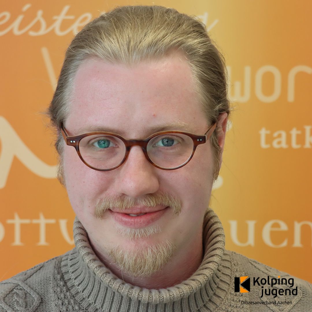 Herzlich Willkommen Jonas!
Ich bin Jonas Gladbach und nun seit Juni 2024 Jugendreferent bei der Kolpingjugend im Diözesanverband Aachen. Ich komme ursprünglich aus dem kölnischen Umland und bin 2017 nach Mönchengladbach gezogen, um Soziale Arbeit/Sozialpädagogik zu studieren. Nach dem Studium führte mein beruflicher Weg durch diverse Arbeitsfelder der Sozialpädagogik über stationäre Kinder- und Jugendhilfe, offener Kinder- und Jugendarbeit und berufsvorbereitenden Bildungsmaßnahmen schließlich zur Kolpingjugend. Ich freue mich darauf nun mit ehrenamtlichen Menschen zusammenzuarbeiten und Themen wie Solidarität, gegenseitige Verantwortung und die persönliche Entfaltung der Menschen in den Blick zu nehmen.
Wenn ich nicht im Büro bin, dann mache ich gerne Musik in unterschiedlichen Bands und auch gerne mal allein zu Hause. Auch das Fotografieren habe ich in den letzten Jahren für mich entdeckt. Am liebsten fotografiere ich mit meiner alten Minolta Kamera und entwickle die Fotos in der Dunkelkammer.