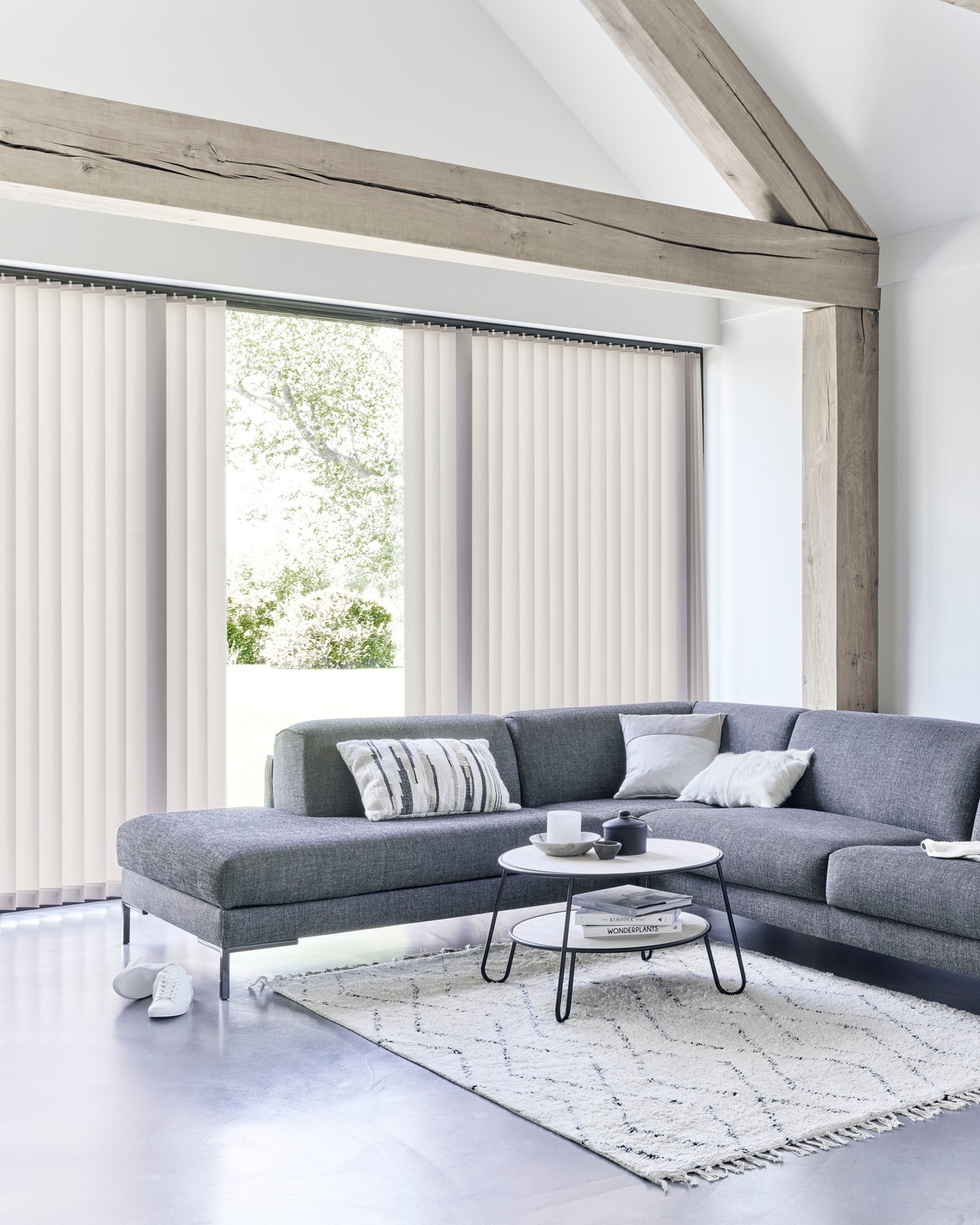 Verticale Jaloezieën: stijl en functionaliteit✨
Op zoek naar de perfecte balans tussen privacy en lichtinval? Verticale jaloezieën bieden de ideale oplossing! Deze tijdloze raamdecoratie is perfect voor grote ramen en schuifdeuren, en voegt een moderne, strakke uitstraling toe aan elke ruimte.
Dankzij de verstelbare lamellen kun je de lichtinval gemakkelijk aanpassen, waardoor je altijd de juiste sfeer creëert.
Een praktische en stijlvolle keuze voor elk interieur!
#raamdecoratie #verticalejaloezieën #interieurinspiratie #trends #Intrento