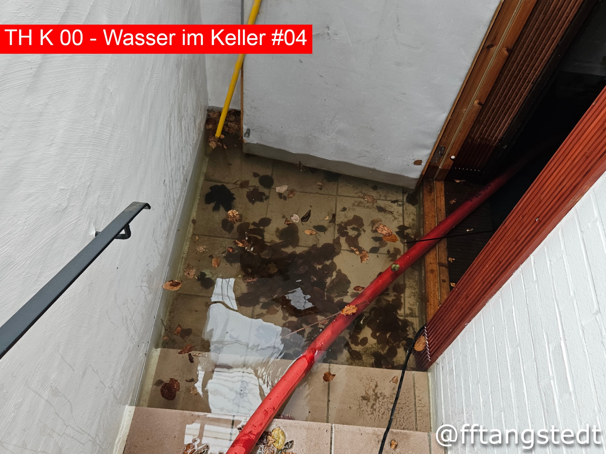 🚨 Nr. 04/2025
📆 26.02.2025, 13:36 Uhr
📟 TH K 00 - Wasser im Keller
🌐 OT Tangstedt / Liliencronring
⚠Aus ungeklärter Ursache trat aus einer Heizungsanlage Wasser aus. Da die Bewohner einige Tage nicht zu Hause waren, wurde dies erst nach ihrer Rückkehr festgestellt, woraufhin wir alarmiert wurden. Vor Eintreffen der Feuerwehr konnte das Wasser abgestellt und ein nachströmen verhindert werden. Die Kellerräume standen ca. 40cm unter Wasser und wurden mittels Tauchpumpen gelenzt - des Weiteren wurde das Gebäude stromlos geschaltet. Nach Abschluss der Maßnahmen wurde die EInsatzstelle den Eigentümern übergeben.
Alarmierte Kräfte: FF Tangstedt
👍🏼Like=Vielen Dank an die Einsatzkräfte🧑🏼🚒🧑🏼🚒
Alle Einsätze findest du hier:
https://www.feuerwehr-tangstedt.de/einsaetze-2025
#feuerwehr #firefighter #freiwilligefeuerwehr #ehrenamt #retterherz #blaulicht #blaulichtfamilie #fireandrescue #einsatz #alarm #atemschutz #feuer #technischehilfeleistung #einsatzfahrzeug #löschfahrzeug #notruf #instagram #insta #instagramreels #reelsinstagram #reelsofinstagram #instagramreel #reels #kreisstormarn #schleswigholstein #feuerwehr #tangstedt