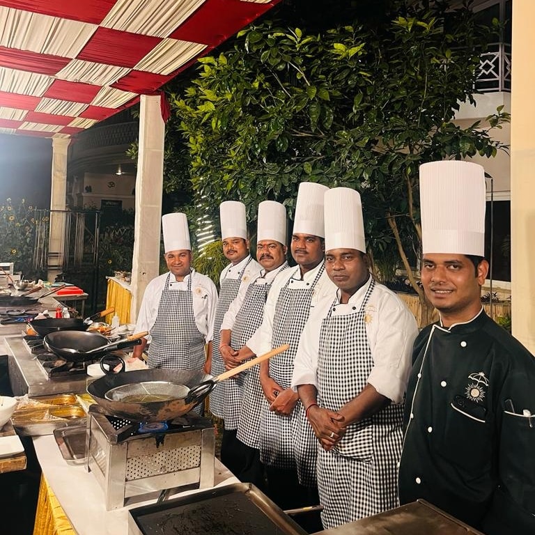 Dining in the garden has been a treat!
Our Sizzler Festival has been a hit with a #livekitchen and amazing specials @cantonroyale
Come join us in our #awardwinninggarden before summer takes over.