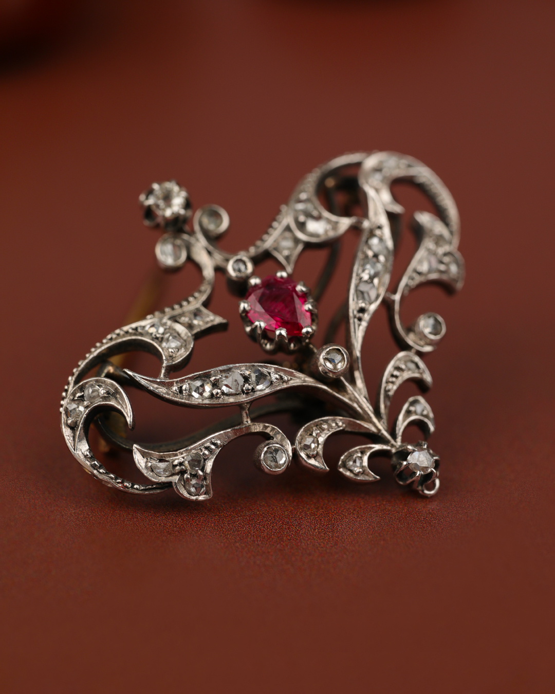 Coup de cœur pour cette superbe broche ancienne Art nouveau ❤️
Avec son univers floral, ses diamants taille rose et son rubis central, cette pièce d'époque d'exception saura habiller votre manteau avec élégance en cette fin d'hiver.
✨ Vous pouvez retrouver ce bijou ancien dans notre bijouterie au 6 rue de l'Annexion 74000 Annecy
#artnouveaujewellery #bijouxanciens #bijouxvintage #broches #brochesvintage #bijouterieannecy #artnouveaustyle #or18k #annecy #OrDeco