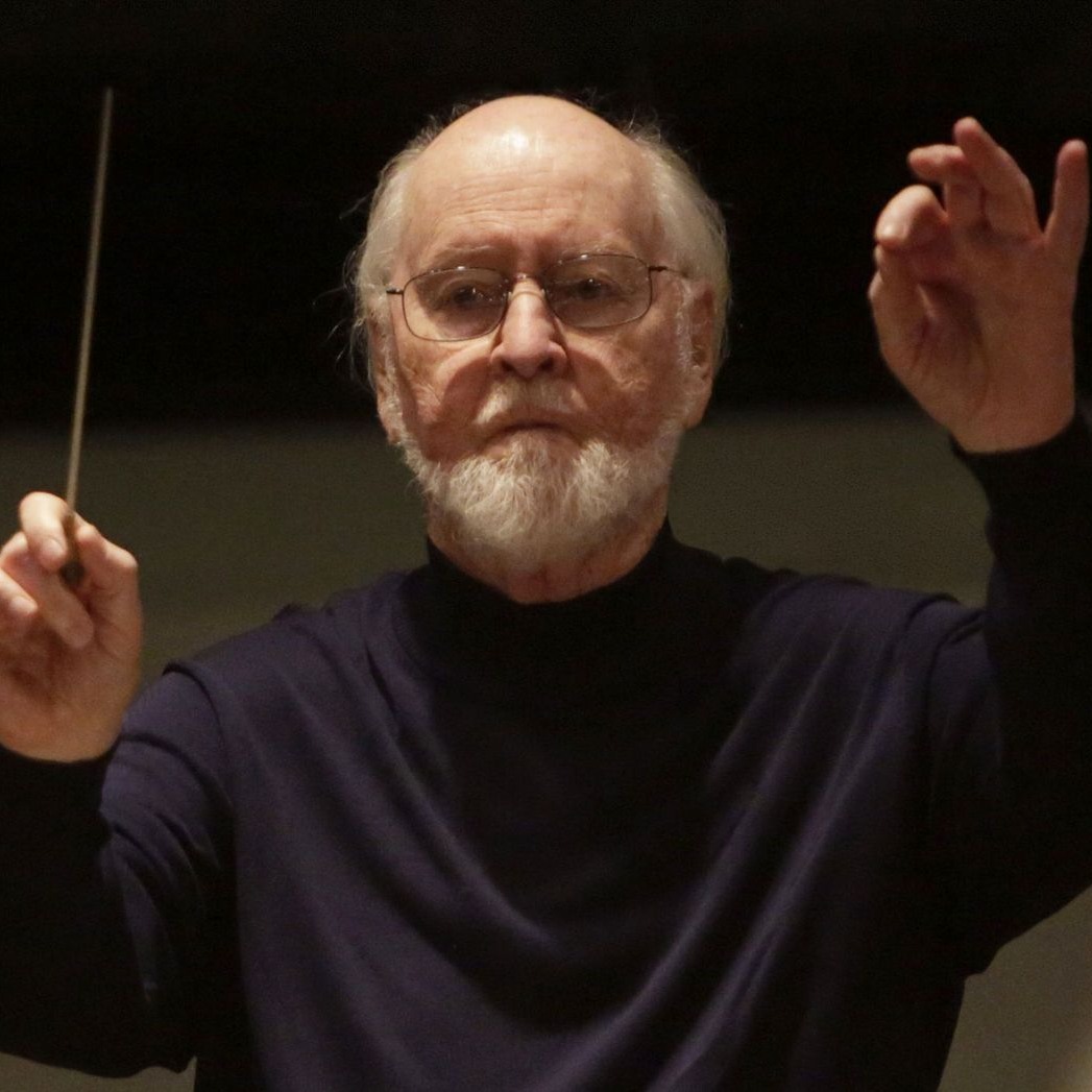 Wenn man John Williams hört, denkt man wohl zwangsläufig neben seinen vielen Filmmusik-Kompositionen gleich an seine “Olympic Fanfare and Theme”. Dramatische Trompetenklänge kündigen das fließende Hauptthema an und schaffen eine Atmosphäre des musikalischen Hochgefühls und der Vorfreude unseren zweiten Teil des Festkonzerts. Die Feier der Olympischen Sommerspiele 1984 war für den Komponisten John Williams auch eine Plattform, seine außergewöhnliche musikalische und kompositorische Begabung der Welt zu präsentieren. Wo immer heute Olympic Fanfare and Theme zu hören ist, die beeindruckende Komposition lässt eine ergreifende und erhabene Wirkung entstehen. Das Arrangement von James Curnow fängt den Klang dieser kraftvollen Fanfare brillant ein. @johnwilliams.music 🎤🎺🎼👌
Samstag 11.3.2023 um 20.00 im Tauerncenter in Matrei! 👌
Foto: Jamie Trueblood
#seidabei #johnwilliams #olympicfanfareandtheme #sinfonischesblasorchester #bpho #osttirol #festkonzert #jamescurnow