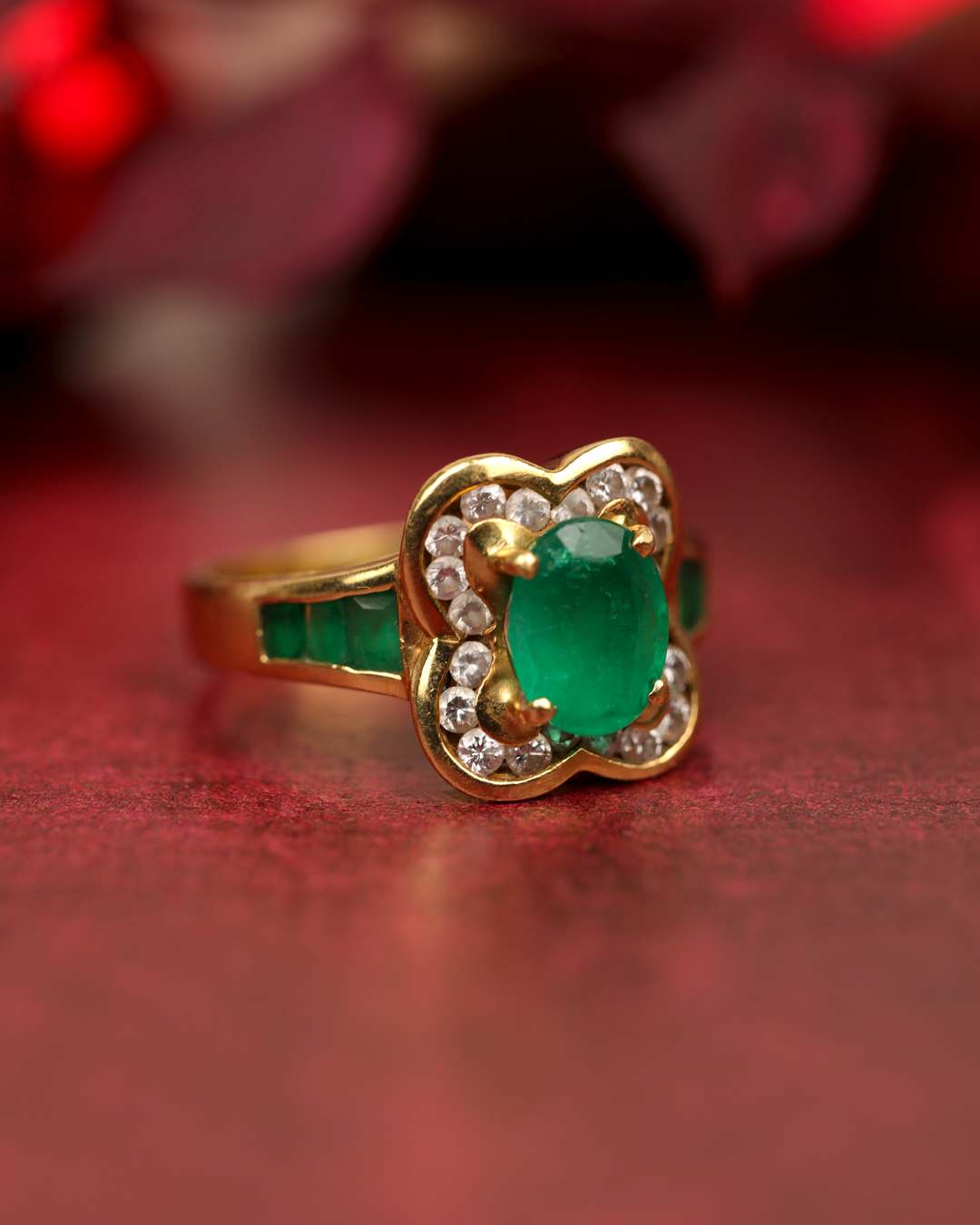 Retrouvez en bijouterie et sur or-deco.com cette bague vintage en forme de trèfle 🍀 avec son émeraude centrale, ornée de sa multitude de diamants.
Un bijou unique empreint d'une belle vibrance naturelle ✨
#emeraude #bagueemeraude #emeralring #bagueancienne #bijouvintage #vintagejewels #bijouxanciens #joillerie #bijouterie #annecy
