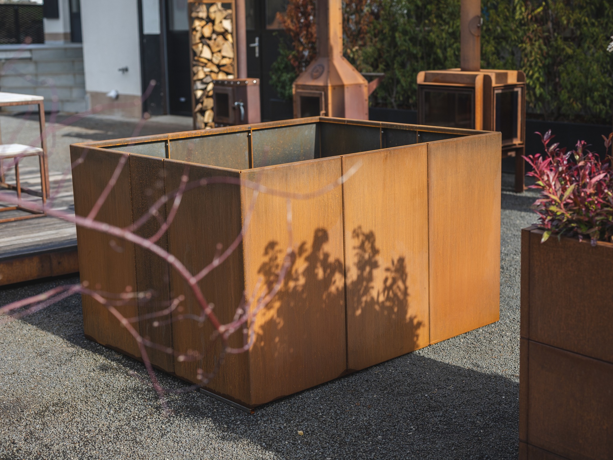 Néi an eisem Programm - moduléierbaren Geméisgaart am Corten-Stol am 90cm héich.
Dat klengste Modul ass 100x 100cm. Erweideren kann dir den Geméissgaart je no Wonsch mat Elementer vun 25, 50 an 100cm.
Fir weider Informatiounen 👉 https://letzshop.lu/fr/products/potager-en-acier-corten-modulable-9a5973 oder info@metal-outdoor.lu
