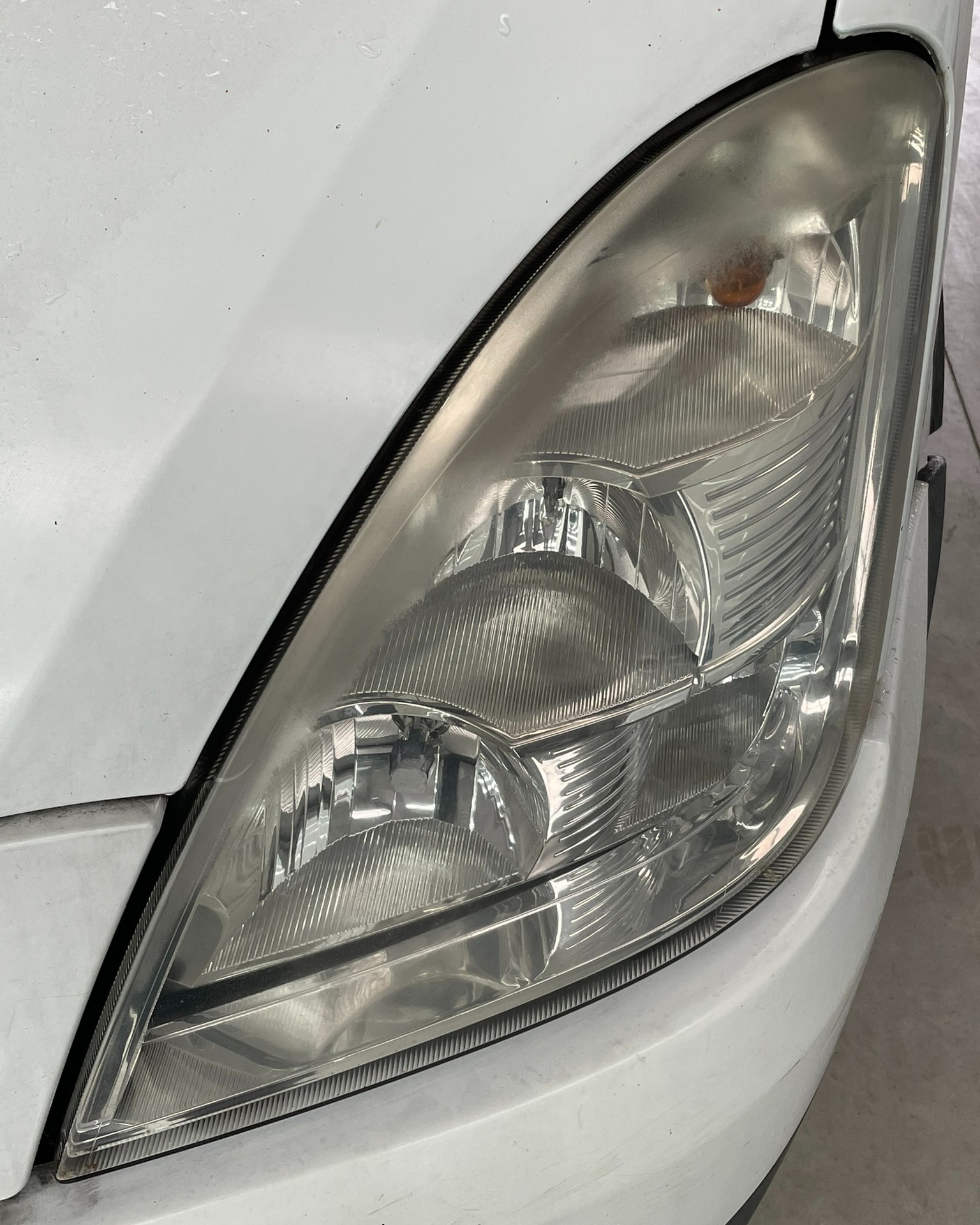 We hebben onlangs deze koplampen weer nieuw leven ingeblazen!
Na een grondige schuur- en polijstbeurt zijn ze helder en stralend, wat niet alleen de uitstraling van de auto verbeterde maar ook de zichtbaarheid en veiligheid verhoogde.
Als laatste stap hebben we een duurzame PPF-folie aangebracht om de koplampen te beschermen tegen UV-straling, krassen en steenslag. Zo blijven ze langer in topconditie, ongeacht de omstandigheden! 🚘🔆