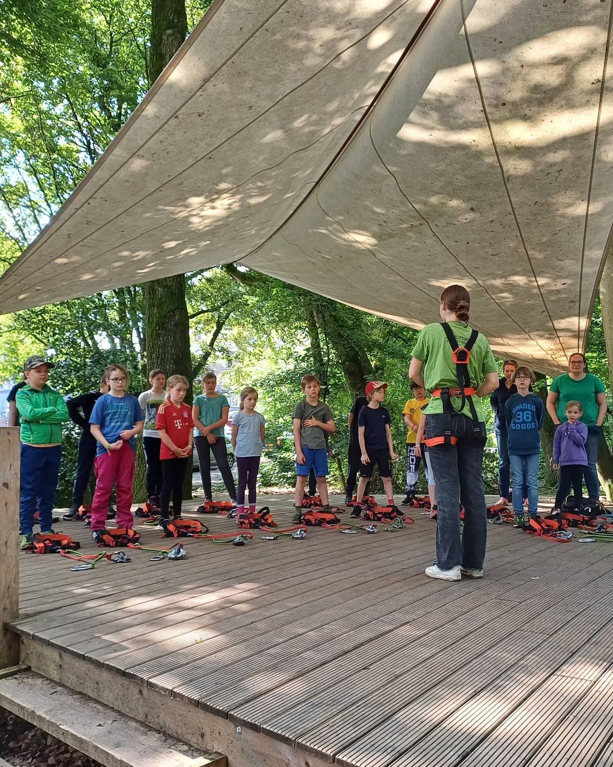 Am einem Sonntag im Juli ging es für unsere Gruppenstunde der Kolpingjugend Kempen hoch hinaus. Im Kletterwald Niederrhein am Ortsrand von Nettetal-Hinsbeck, eingebettet zwischen Jugendherberge und Landessportbund, bot sich die Gelegenheit auf einer Fläche von über 20.000 Quadratmetern neun Parcours in unterschiedlichen Schwierigkeitsstufen mit insgesamt 125 Kletterelementen wie Netzbrücken, Bohlen, Schaukeln, Seilbahnen, Surfbrettern und Tarzan-Sprüngen in einer schwindeligen Höhe von bis zu 15 Metern zu erobern. Nach einer kurzen Einführung ging es für die kleinen Kletterer auf einen niedrigen Spaßparcous, während sich die Wagemutigeren bereits an die Steige mit höherer Schwierigkeitesstufe begaben. Nach gut 3 Stunden verletztungsfreier Kletterei, etlichen Keksen und kühlen Getränken machten sich alle 17 Kinder mit strahlenden Gesichtern auf den Heimweg. Alle waren sich einig: Für uns wird es nicht der letzte Besuch gewesen sein.
Für die Kolpingjugend Kempen, Martin Sturm
#kobieac #kolpingwirkt #kolpingvorort #zusammenlebenstärken #kolpingjugenddeutschland #kolpingjugendaachen #kolpingjugend #kletterpark