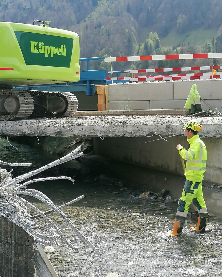 Bei der "Weid-Brücke-Muotathal" schreiten die Arbeiten voran...
In der ersten Etappe wird hier die Brücke und die Strasse Eingangs Dorf-Muotathal saniert.
#caterpillar #liebherr #baustelle #muotathal #strassenbau #brückensanierung #sanierung
In