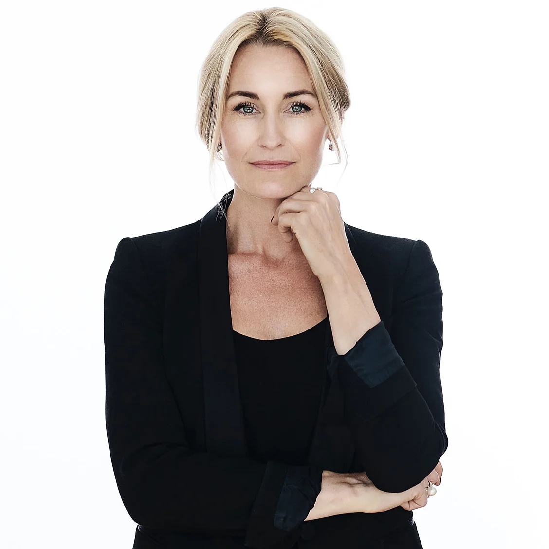 24 APRIL
En juristkarriĂ€r prĂ€glad av passion, utmaningar och mĂ„lmedvetenhet âïžâš
Möt Hanna Larsson Rampe, en av Sveriges mest respekterade brottmĂ„lsadvokater. Uppvuxen i BorĂ„s, pĂ„började hon sin juristutbildning i Göteborg 2008 â samtidigt som hon var ensamstĂ„ende mamma till tvĂ„ smĂ„ barn.
Med ett starkt engagemang för brottmĂ„l blev humanjuridiken snabbt hennes sjĂ€lvklara vĂ€g. Genom Ă„ren har Hanna arbetat med flera uppmĂ€rksammade och komplexa fall â bland annat utlĂ€mningen till Rwanda av en man misstĂ€nkt för folkmord, samt den omtalade rĂ€ttegĂ„ngen mot Hamid Noury, som dömdes för grova folkrĂ€ttsbrott i Sverige och senare överfördes till Iran.
2016 blev Hanna ledamot i Advokatsamfundet och 2021 grundade hon en advokatbyrĂ„ tillsammans med Thomas Bodström. Under 2023 och 2024 var hon den mest anlitade kvinnliga försvarsadvokaten i Sverige â och 2024 utsĂ„gs hon till landets frĂ€msta brottmĂ„lsadvokat đđ©ââïž.
Under förelĂ€sningen delar Hanna med sig av sin resa â frĂ„n studier och smĂ„barnsliv till att nĂ„ toppen av sin bransch. Du fĂ„r ta del av lĂ€rdomar, utmaningar och hur hon lyckats förena passion med professionalism för att göra verklig skillnad i rĂ€ttssalen đŹđŒ.
VÀlkommen att lyssna, inspireras och fÄ nya perspektiv av en av Sveriges mest framstÄende jurister!
đ LĂ€s mer och anmĂ€l dig pĂ„ www.kavai.se
Vid 16-tiden kommer det att serveras en lÀttare mÄltid med avslutande kaffe + kaka
TID&PLATS: 24 april kl. 14:45 â 17:00, Quality Hotel Grand BorĂ„s.
KOSTNAD: 350 kr för gÀster utan guldbiljett. Medlemmar och partners deltar kostnadsfritt.
BETALNING: LÀnk till betalning kommer med anmÀlningsbekrÀftelsen, din plats Àr sÀkrad först nÀr betalning Àr erlagd.
AVANMĂLAN OCH NO-SHOW: AvanmĂ€lan senare Ă€n tisdag 22 april samt no-show debiteras halva kostnaden.