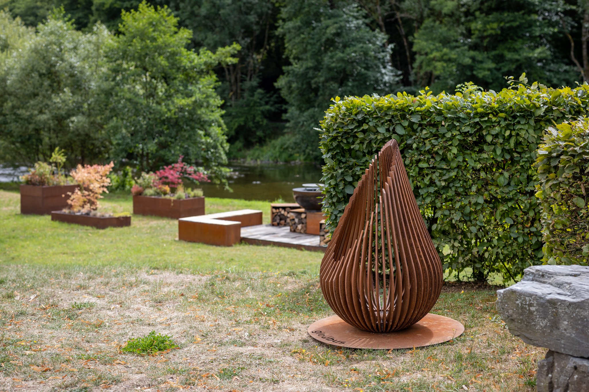 Eis kleng Ausstellung vis-a-vis vun eisem Atelier zu Méchela, eng Wuelfill-Oas am Sauerdall.
Ausgestallt sinn den Ament:
- Blummebacken an alle Gréissten, och eisen Neisten am 50x50 an 100cm héich
- Teak Bänken am 50x50cm fir op Blummebacken
- Nischen am 50x50 an 50x100cm
- Holzlager BloX
- Kraidergaart 200x100cm an den 3 Héichten 30, 60 an 90cm
- Plancha Grill MBowl 1000
- Feierplaz Glowbus Dewdrop L
- Sëtzbänk
Besicht eis, d'Ausstellung ass 24/7 op.