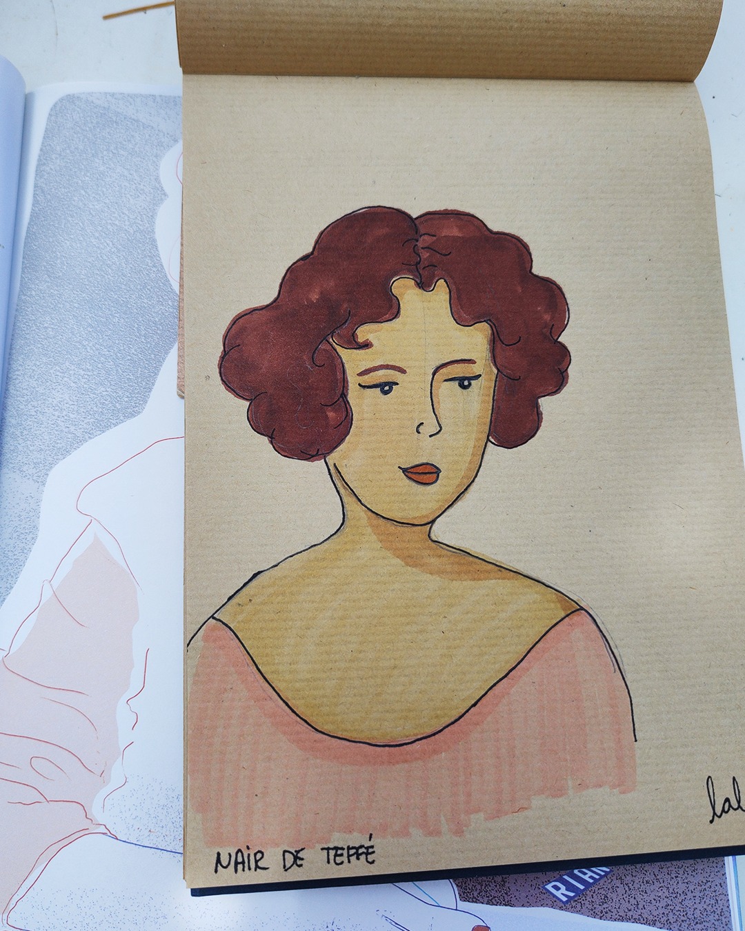 Nair de Teffé rompeu barreiras em um mundo dominado por homens, tornando-se a primeira mulher caricaturista do mundo, da qual se tem registro.
Primeira-dama durante o governo de Hermes da Fonseca, inicialmente publicava suas caricaturas sob o pseudônimo Rian (seu nome invertido), usando seu talento e irreverência para retratar personalidades da política e da sociedade com um humor crítico e expressivo.
Além de exposições, sua arte inovadora abriu caminho para outras mulheres na caricatura. Em 1928, sua contribuição cultural foi reconhecida com a eleição para a Academia Petropolitana de Letras e Artes, consolidando seu legado como inspiração para futuras gerações. Até hoje são raras as mulheres caricaturistas que conquistaram tamanho reconhecimento, porém o trabalho pioneiro de Nair mostra a importância de valorizarmos a participação feminina nessa arte.
#NairDeTeffé #Caricaturista #ArteFeminina #MulheresNaArte #HistóriaDaArte #Inspiração #ArteBrasileira #MulheresQueFazemHistória #Cultura #Caricatura #galeriaextraordinaria