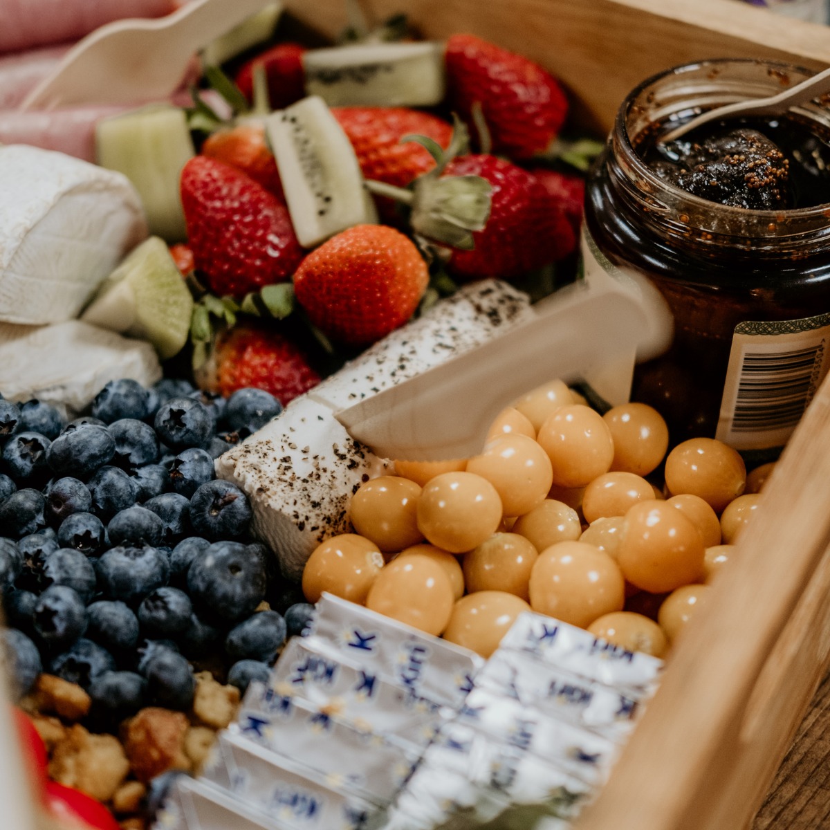 A simple yet elegant grazing box we put together for a client event. 😍
The most fresh ingredients and a whole lot of love go into what we do for your events.
We don’t know about you, but we are ready to get stuck in one of these boxes! ✨🤤
#CateringService #GrazingBoxes #EventCatering #Catering #Events #Functions #eventcateringservices