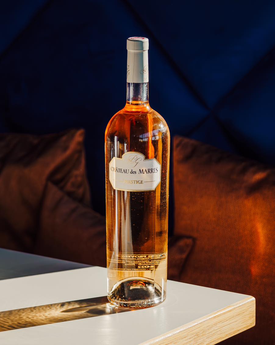 Un verre de notre coup de cœur, le Château des Marres ?
Il a la même couleur que le coucher de soleil devant le Belvédère 🧡