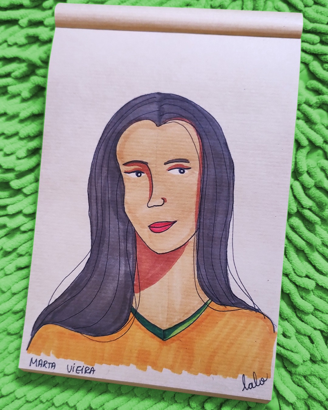 Marta Vieira (@martavsilva10 )é considerada a maior jogadora da história do futebol feminino, sendo a única atleta indicada ao prêmio FIFA de Melhor Jogadora do Mundo por 14 vezes, conquistando-o em 4 anos consecutivos. Ela é a maior artilheira da Copa do Mundo de Futebol Feminino e da seleção brasileira, superando até mesmo Pelé.
Apesar de seu sucesso, sua trajetória foi marcada por desafios, como o preconceito enfrentado na infância, quando jogava futebol com meninos em sua cidade conservadora, e as dificuldades financeiras que sua família enfrentava após o abandono de seu pai. Aos 14 anos, Marta viajou sozinha para o Rio de Janeiro, onde começou sua carreira profissional no Vasco da Gama, sendo eleita revelação no Campeonato Brasileiro.
Além de suas conquistas esportivas, Marta também se destaca como ativista e embaixadora da boa vontade pela ONU desde 2010. Ela luta pela igualdade de gênero, melhores condições e reconhecimento para as atletas femininas, além de promover o futebol feminino globalmente. Seu compromisso vai além dos campos, dedicando-se ao combate à pobreza e à emancipação feminina. Ela se tornou um símbolo de força e inspiração para mulheres em todo o mundo.
#marta #futebolfeminino #íconedoesporte #empoderamentofeminino #igualdadedegênero #direitosdasmulheres #martarainha #futebolbrasil #copadomundofeminina #mulheresnoesporte #galeriaextraordinaria