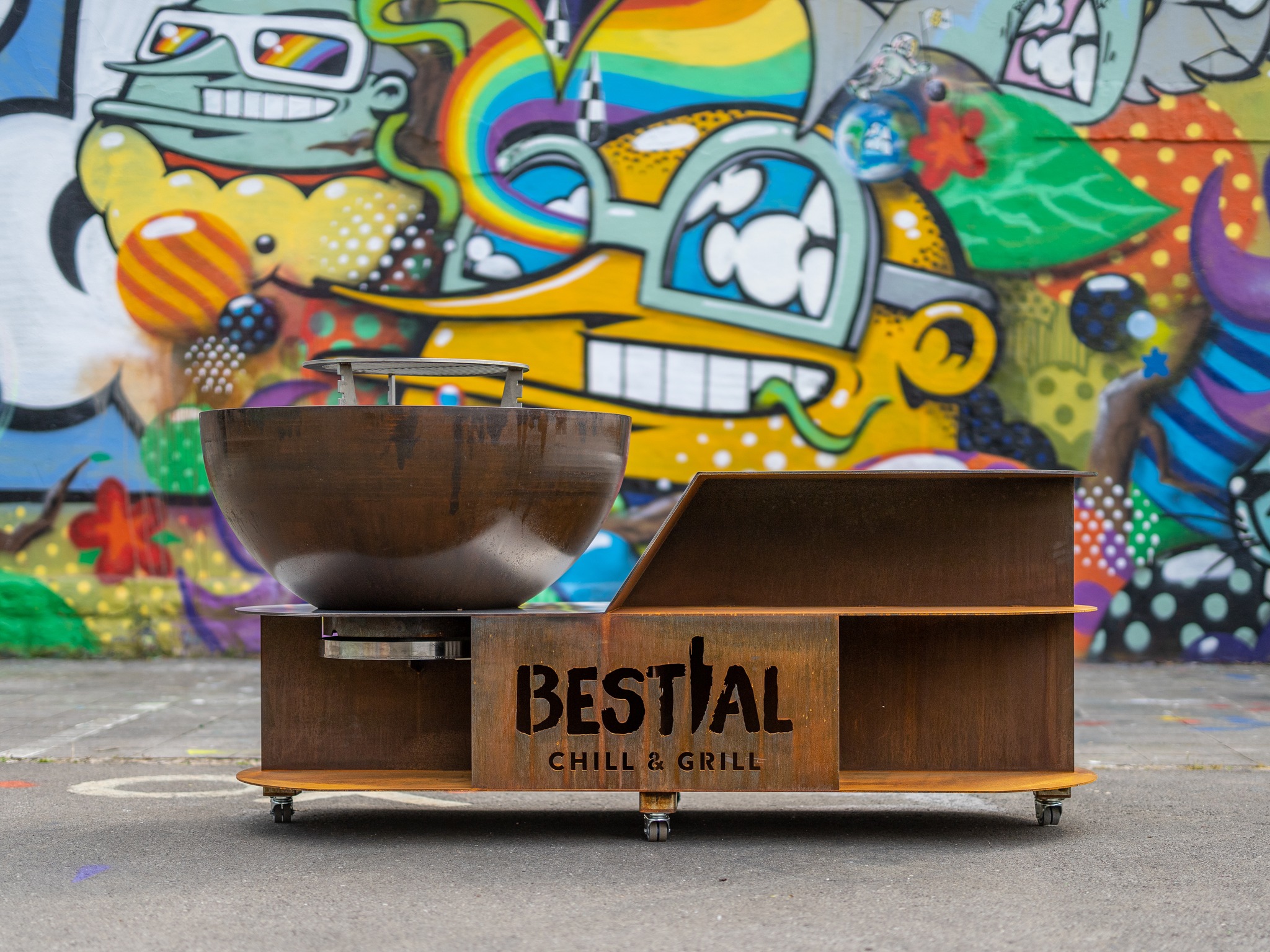 Den MBowl Mobil, e mobile Plancha Grill de sech op Wonsch mat ärem Logo personaliséieren léisst.
Weider Info 👉 info@metal-outdoor.lu