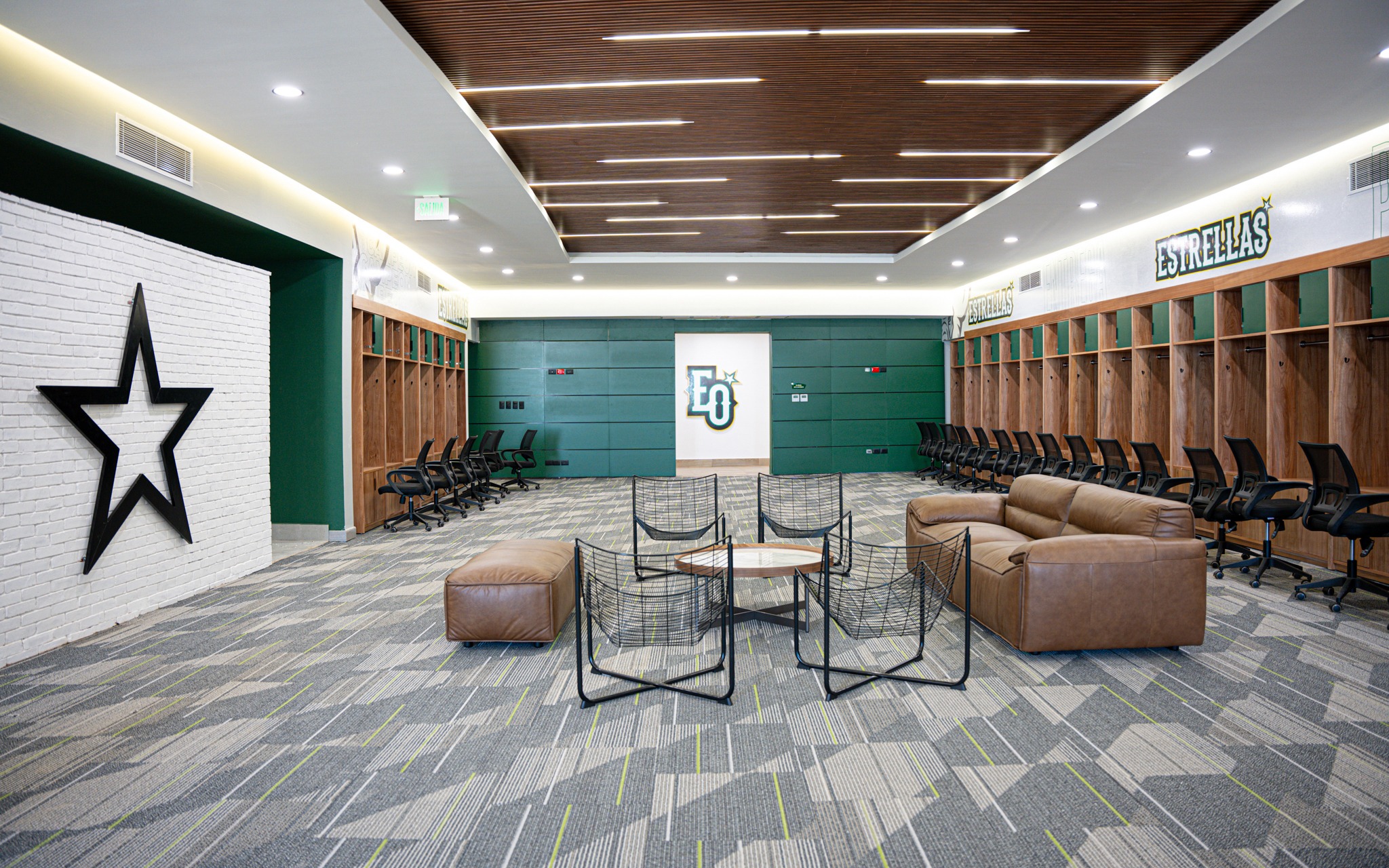 La nueva casa de las Estrellas Orientales en San Pedro de Macorís es un reflejo de la visión y el talento de JMF Arquitectos, quienes lideraron el diseño de este icónico proyecto. Su enfoque innovador se traduce en espacios funcionales y llenos de carácter, pensados para satisfacer las necesidades de un equipo de alto rendimiento y destacar su identidad única.
En los locker rooms, la alfombra Interface Detours en un color personalizado no solo aporta un toque moderno, sino que también refuerza la conexión visual con los colores que representan al equipo y su historia.
Ubicación: Estadio Tetelo Vargas, San Pedro de Macorís
Diseño: @jmfarquitectos
Ejecución: @arena_gorda
Materiales utilizados: Alfombra Interface Detours, color personalizado