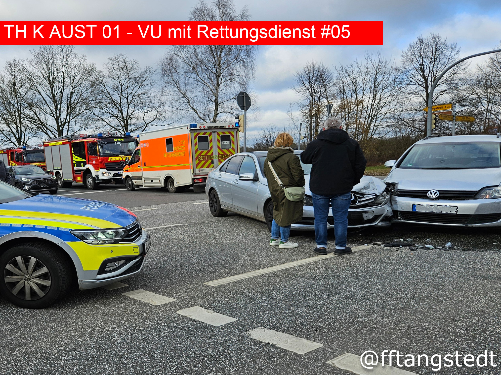 🚨 Nr. 05/2025
📆 01.03.2025, 14:32 Uhr
📟 TH K AUST 01 - VU mit Rettungsdienst
🌐 OT Tangstedt / B432 Kreuzung Bützberg
⚠Aus ungeklärter Ursache ereignete sich ein Verkehrsunfall zwischen zwei PKW im Kreuzungsbereich auf der B432. Eine Person musste durch den Rettungsdienst betreut werden und nach erster Meldung sollten Betriebsstoffe auslaufen. Die Polizei koordinierte die Einsastzstelle und bereits nach kurzer Zeit konnten wir aus dem Einsatz entlassen werden, da es sich lediglich um ausgelaufenes Kühlmittel handelte, welches eigenständig abgebunden werden konnte. Nach ca. 20 Minuten waren wir wieder einsatzbereit an der Wache.
Alarmierte Kräfte: FF Tangstedt, RTW Kayhude, 2 x Polizei
👍🏼Like=Vielen Dank an die Einsatzkräfte🧑🏼🚒🧑🏼🚒
Alle Einsätze findest du hier:
https://www.feuerwehr-tangstedt.de/einsaetze-2025
#feuerwehr #firefighter #freiwilligefeuerwehr #ehrenamt #retterherz #blaulicht #blaulichtfamilie #fireandrescue #einsatz #alarm #atemschutz #feuer #technischehilfeleistung #einsatzfahrzeug #löschfahrzeug #notruf #instagram #insta #instagramreels #reelsinstagram #reelsofinstagram #instagramreel #reels #kreisstormarn #schleswigholstein #feuerwehr #tangstedt