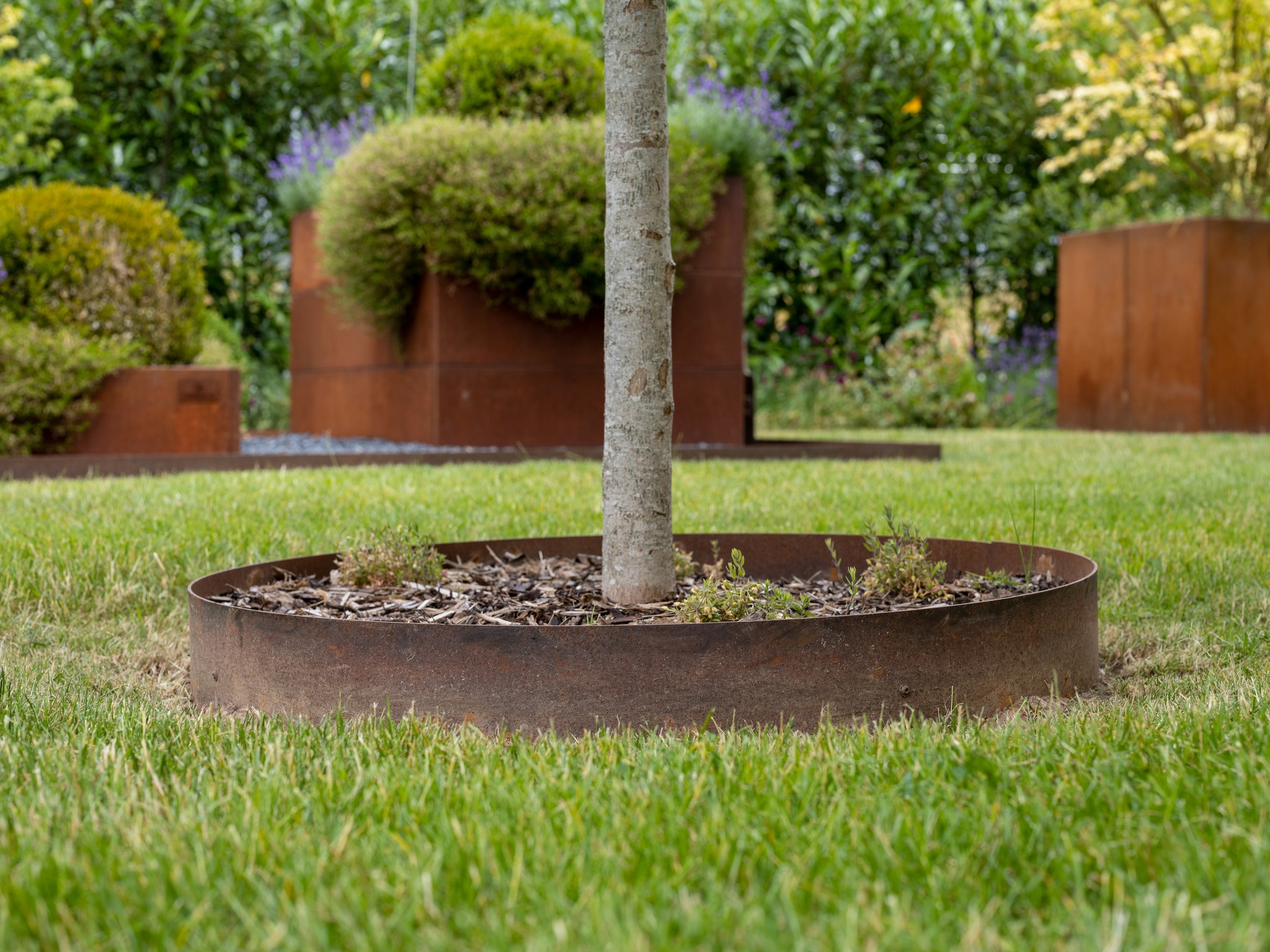 Eis Bordüren mat Piqueten am 3mm Corten Stol ginn et riicht a ronn.
Weider Info op www.metal-outdoor.lu.