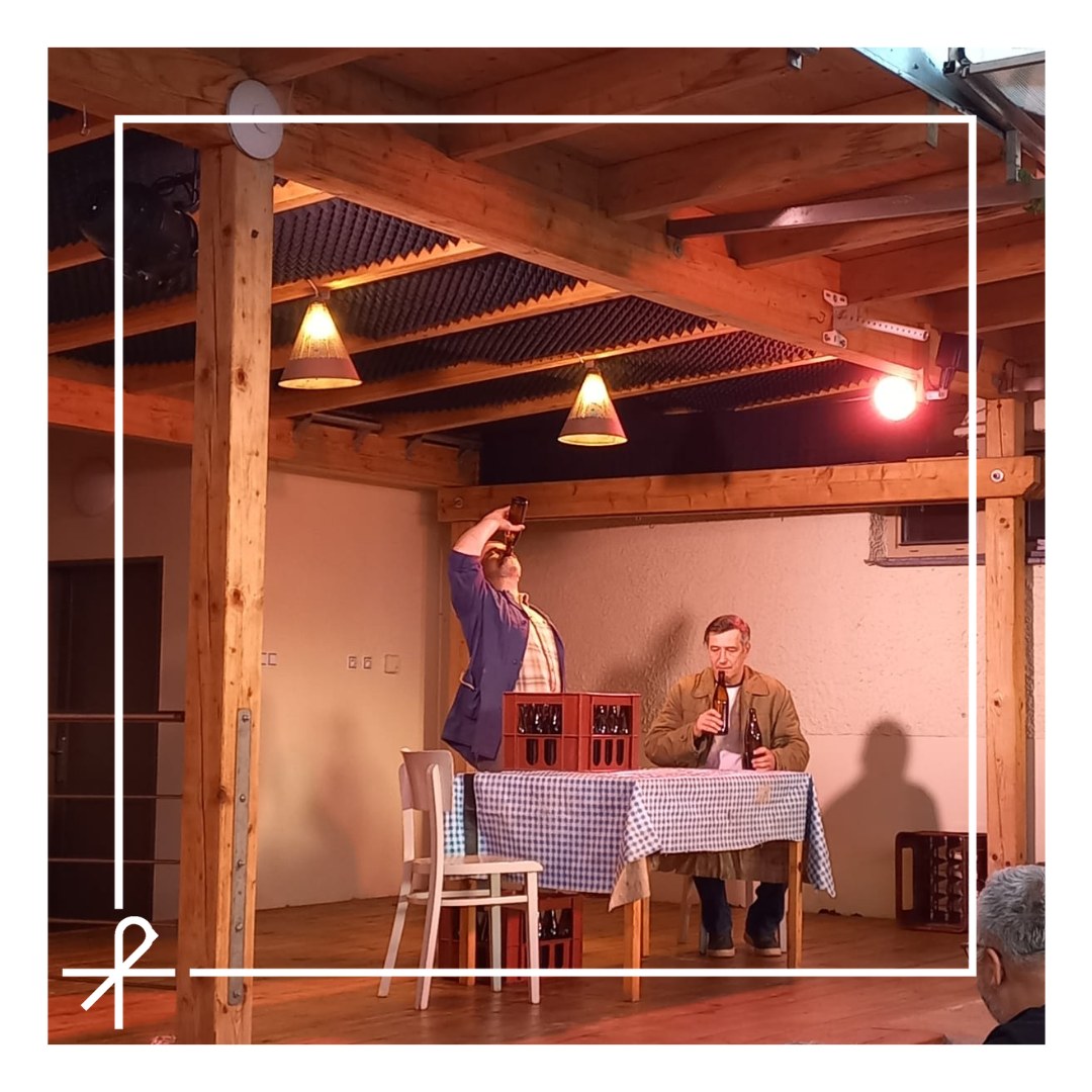 Do Vlaštovky v pátek přišli Honza, Míla, Jitka, Tomáš. Na nic si nehráli, střechu nad hlavami diváků postavili, nu a pak nám z tvorby Havlovy dvě aktovky krásně zahráli, tito skvělí Kašpaři. Děkujeme pěkně, i vám, kteří prvnímu divadlu ve Vlaštovce přítomni byli. ☺️
Máte-li podobně jako my pocit, že byste u nás rádi viděli další divadlo, prosíme o vaše tipy.
@divadlo_v_celetne