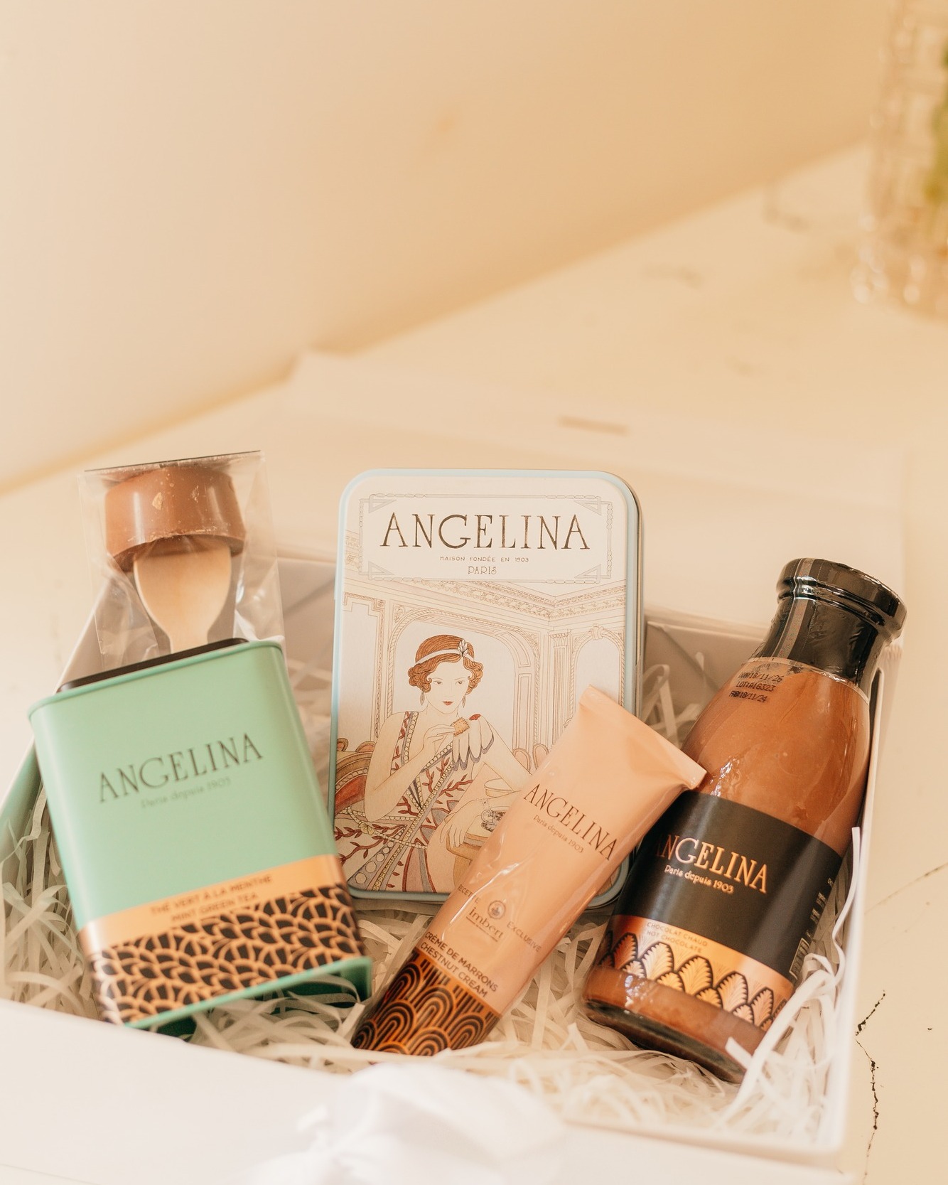 Nuestra Caja - Elegancia Gourmet contiene :
- Caja de Té Verde con Menta – Angelina
- Botella de Chocolate Caliente – Angelina
El ícono absoluto de la casa Angelina: un chocolate caliente incomparablemente rico, intenso y aterciopelado, para disfrutar como en París.
- Tubo de Crema de Castañas – Angelina
Una crema suave y delicadamente dulce, ideal para acompañar postres o disfrutar en un momento de puro placer.
- Gofres Finos Cubiertos de Chocolate – Angelina