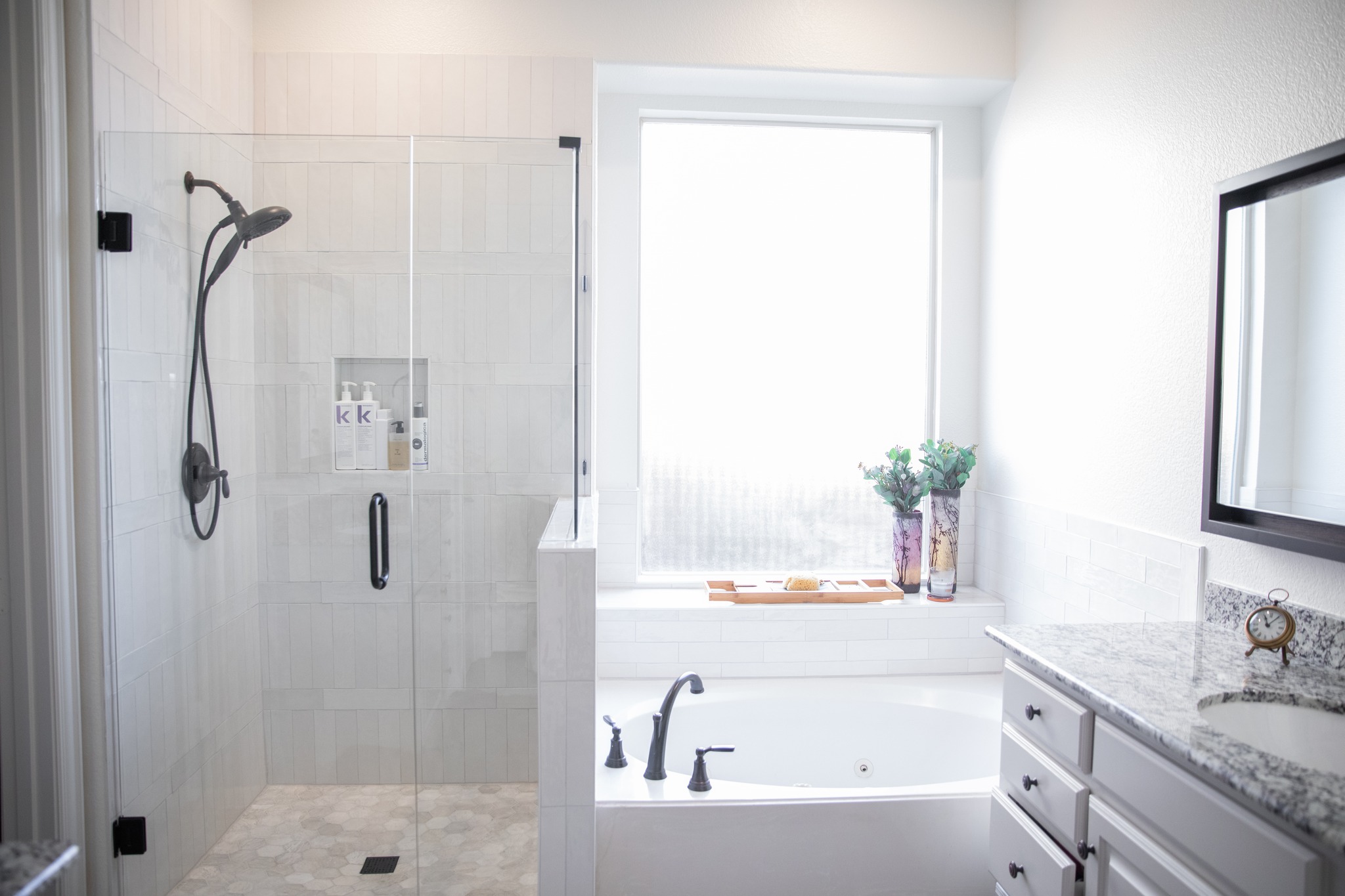 We've completed a full transformation of a bathroom, including a stunning frameless glass shower, beautiful tile, wall niche, and tub surround.
#OikosContracting #BathroomRenovation #LuxuryLiving
