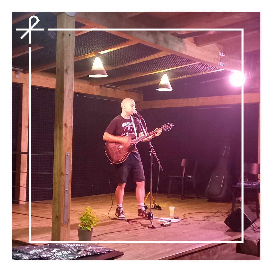 Děkujeme moc za páteční koncert @vojtaano.zavesky , který rozesmál a roztancoval celou Vlaštovku, a za jeho vřelý přístup. Návštěvníkům díky za vytvoření skvělé atmosféry...někdy zase zdar. 😄