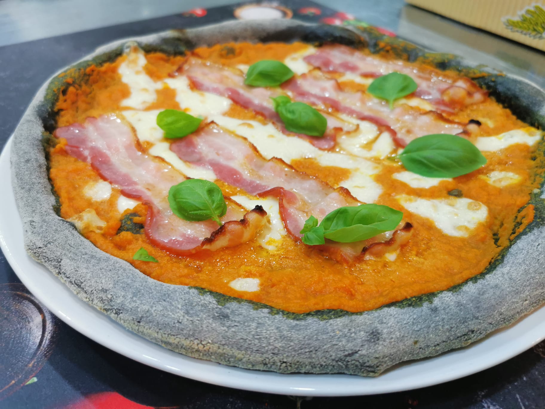 Neue Pizza des Monats!
Diesen Monat haben wir ein Halloween Spezial. Der Teig ist ein Aktivkohle-Teig und die Pizza ist anstelle von Tomatensoße mit Kürbiscreme bestrichen. Für ein besonderes Topping sorgen dann noch Basilikum und Bacon. Lecker!!
Preis 9,90 € (statt 12,50 €)
Die Aktionen und Preise sind nur gültig für die Bestellung über unsere Webseite oder telefonisch - nicht über LIEFERANDO.de, nur im Durchmesser 30 cm und nur solange der Vorrat reicht.
#pizza #pizzeria #pizzeriacortina #pizzalieferservice #lieferservice #pizzabruchsal #bruchsal #italienischeküche #cortina #foodporn #foodlover #pizzatime #pizzalovers #pizzerias #italy #italienfood #italianfood #italia #italienischespezialitäten #pizzadelivery