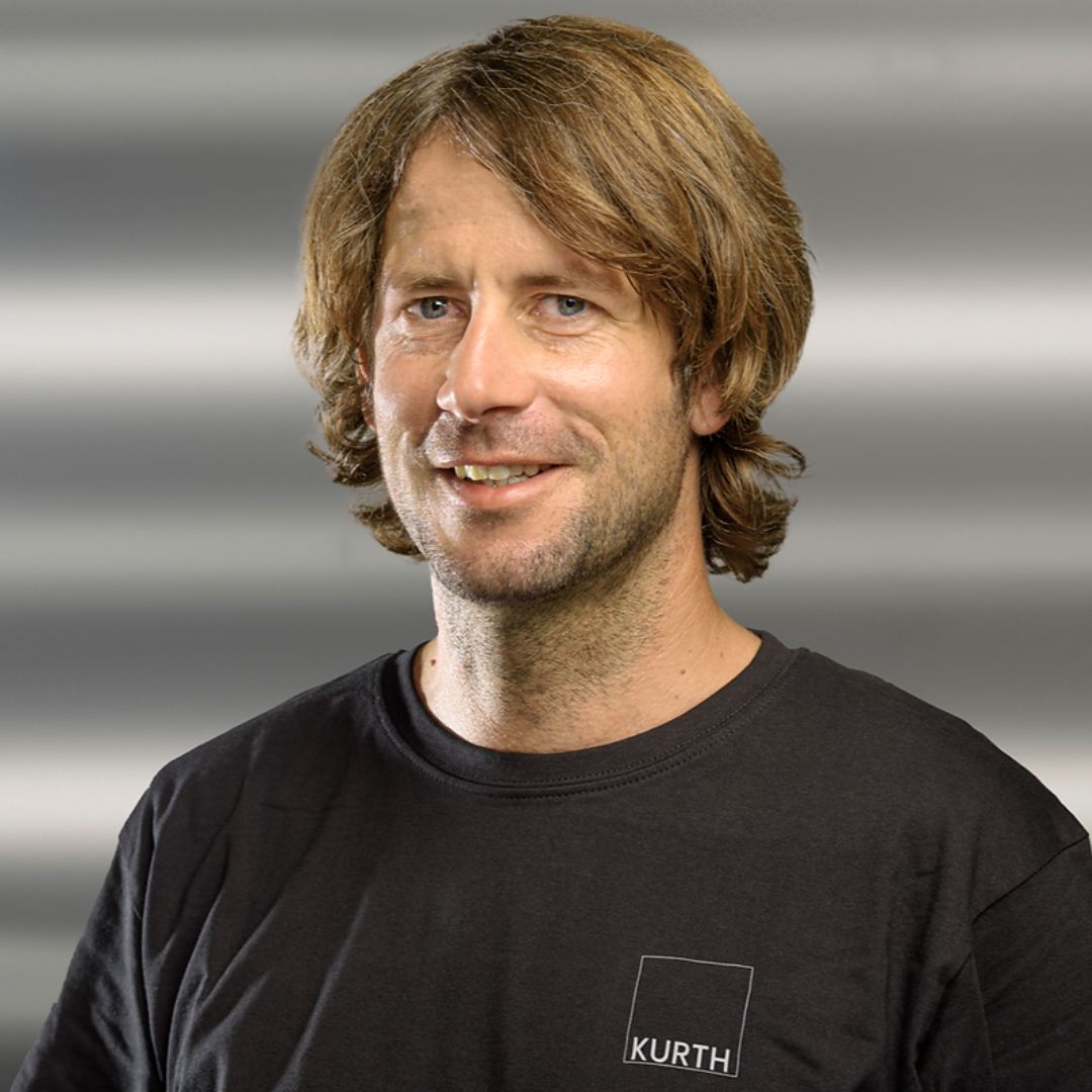 MATTHIAS FLACH
Ist unser sympathischer Geschäftsführer von KURTH Glas in Faoug. Ein absolutes Ski-Ass und langjähriger Profi in der Branche. Seine Frau Nadja stärkt ihm den Rücken im Office und zudem sind sie Eltern von drei lebenslustigen Kids. Sein immenses Fachwissen, seine Gelassenheit und seine wunderbar positive Art, die Dinge anzugehen, machen ihn bei KURTH zu einem ganz besonderen Wert.
DANKE, Matthias, im Namen vom ganzen Team!
#familenbetrieb #spiegelmanufaktur #glas #kurthglas #swissness #innovativ #faoug #danke