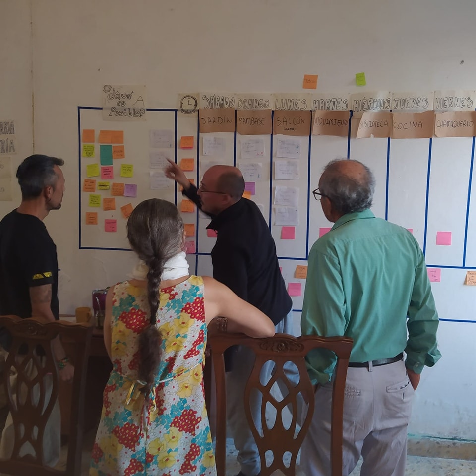 Así vivimos la experiencia de Redes Vivas, un día para compartir herramientas que promueven la sabiduría colectiva, herramientas de organización, de comunicación y prácticas de movimiento psicorporal.
Redes Vivas nace con la intención de generar un espacio en dónde todas las personas que participamos podamos compartir nuestros saberes, nuestras herramientas y nuestras prácticas para promover la sabiduría colectiva la participación grupal la equidad y la creación de culturas colaborativas.
Con mucha emoción de seguir creando estos espacios 🥰
#CulturaDePaz #educacion #colaboración #comunidad #facilitación #herramientas