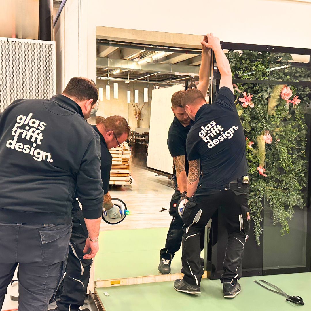 BEA 2024.
Der Aufbau ist abgeschlossen - vielen Dank an unser fantastisches Montage-Team. Morgen geht es los...
Vom 03. bis 12. Mai ist das KURTH-Team an der BEA. Wir freuen uns schon jetzt auf zahlreiche Besuche in der Halle 2.0 / Stand E009.
Unser Stand ist eine komplette Eigenproduktion aus Glas. Neben einem exklusiven Produktsortiment präsentieren wir als Highlight das schaltbare Glas.
#bea_bern #kurthglas #innovation #design #manufaktur #schaltbaresglas #innenausbau #lifestyle #team