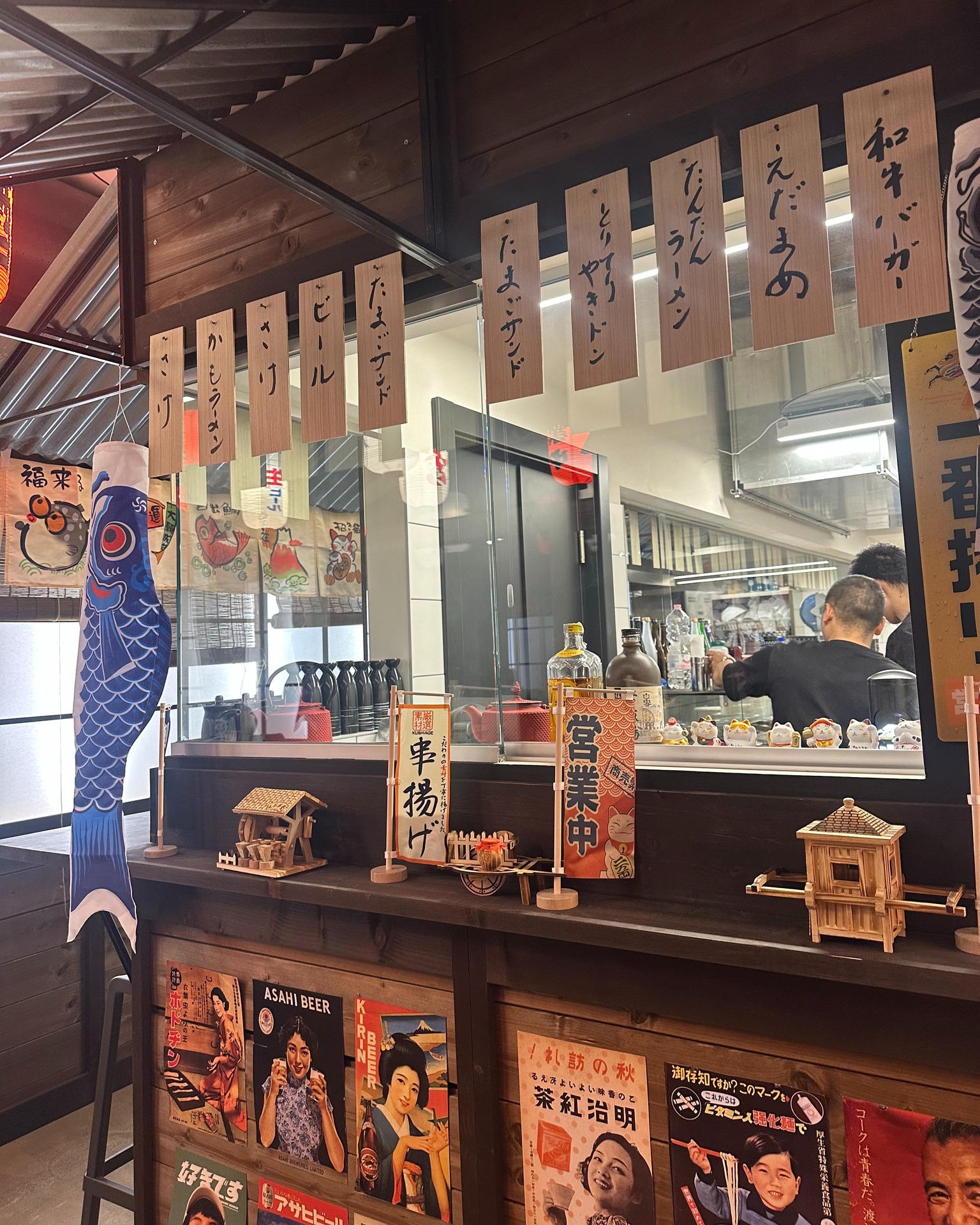 Scopri l'autentica esperienza di un'izakaya giapponese nel cuore della Barona! 🍜 @donburihouse_ Zumbini offre ramen saporiti, hiyashi soba rinfrescanti e il delizioso katsu sando. Un angolo di Tokyo a Milano! 🇯🇵✨
📍 Barona, Milano
🔗 Leggi l'articolo su La Spandata: link in bio e nelle stories
#MilanoFood #Izakaya #RamenLovers #FoodieMilano #JapaneseFood #Donburi #KatsuSando #DoveMangiareAMilano