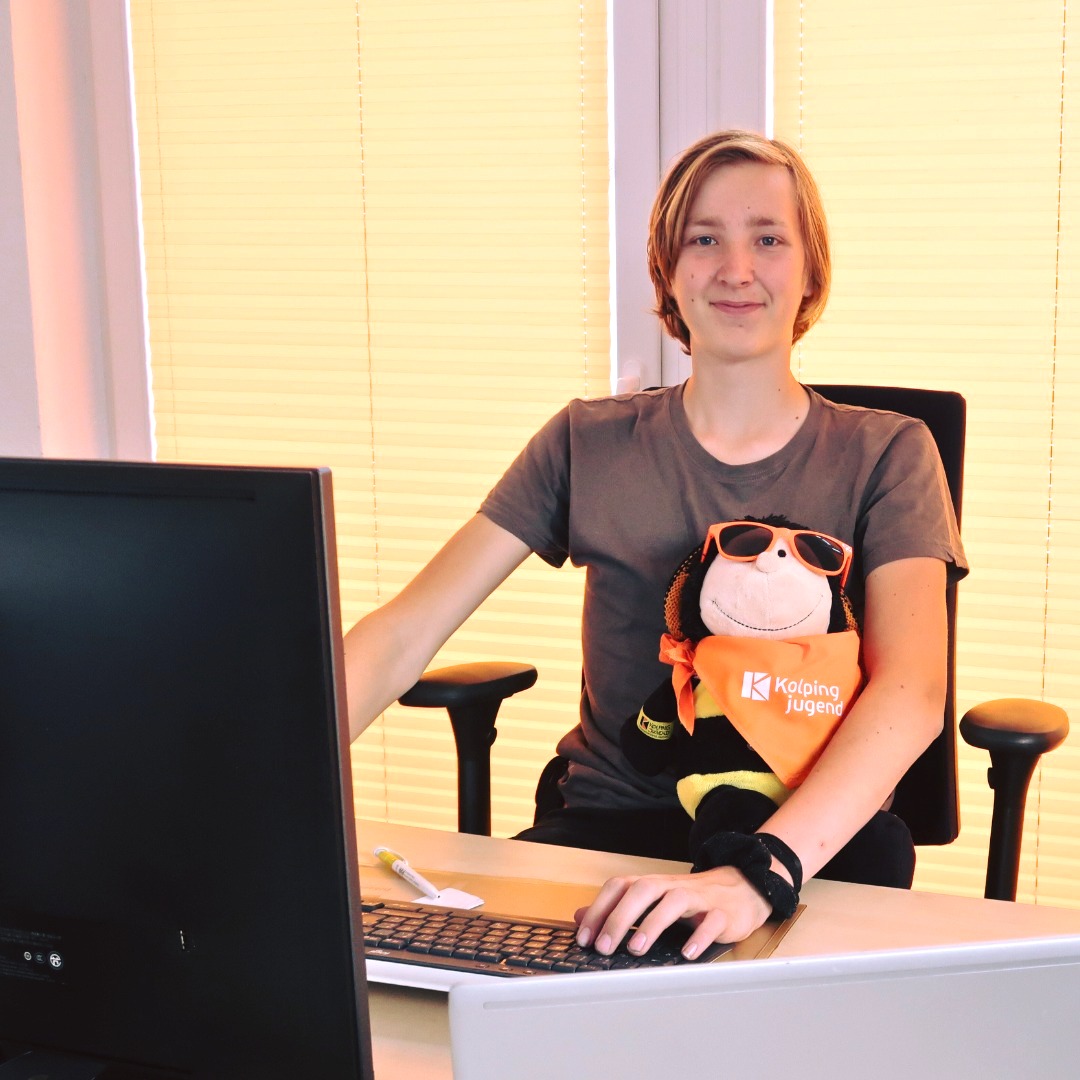 Vielen Dank Thorben für deinen Bundesfreiwilligendienst im Jugendbüro der Kolpingjugend Aachen! Wir blicken zurück auf ein ereignisreiches Jahr und wünschen Thorben alles Gute auf seinem weiteren Weg.
#kobieac #kolpingwirkt #kolpingvorort #zusammenlebenstärken #kolpingjugenddeutschland #kolpingjugendaachen #kolpingjugend #bundesfreiwilligendienst #bfd #BFD